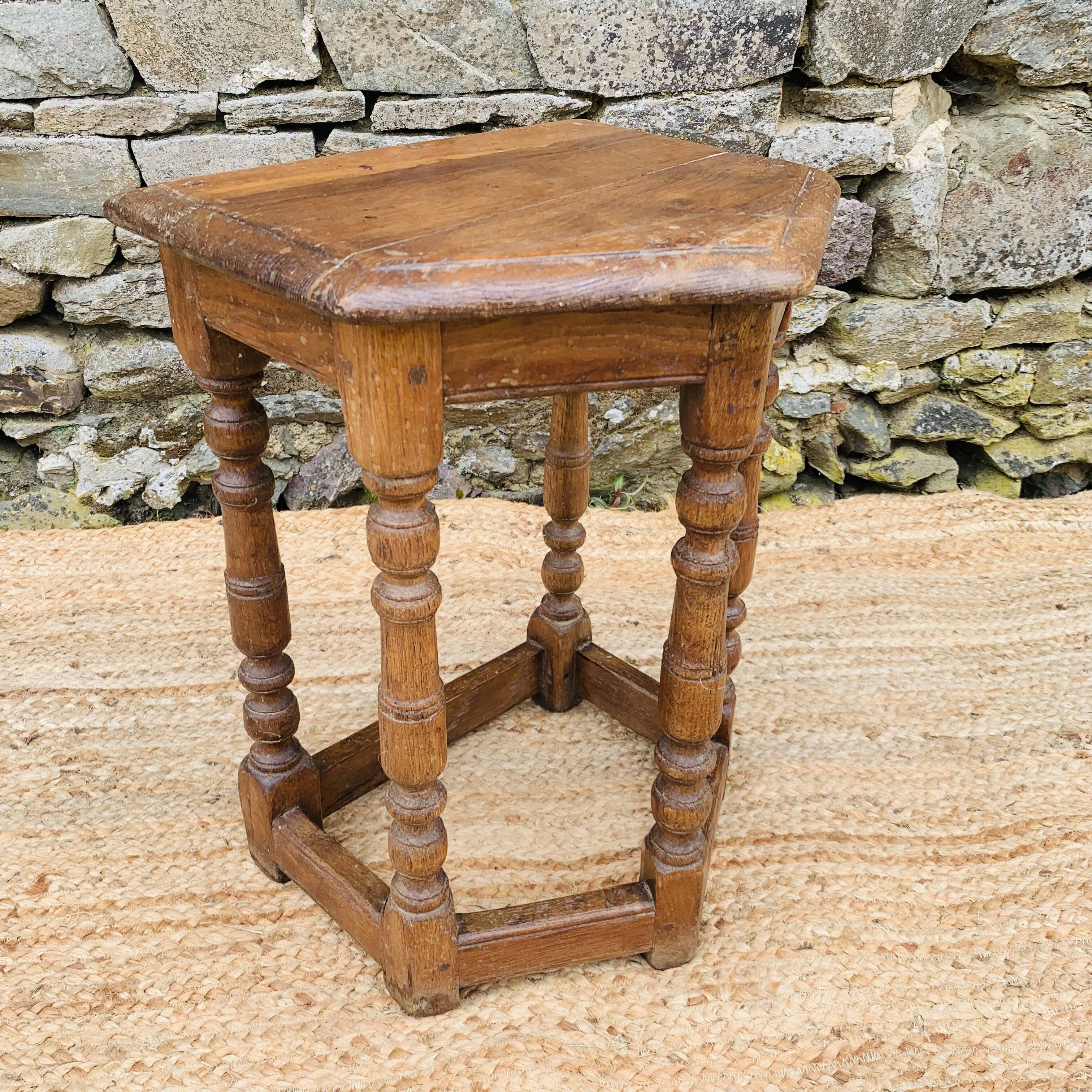 Sellette pentagonal en chêne