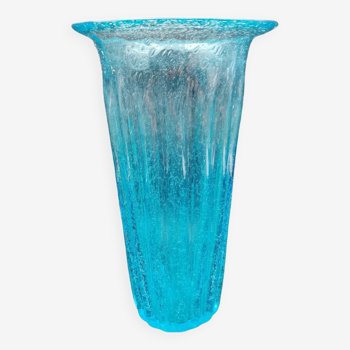 Grand vase en verre bullé soufflé texture cotelé bleu ciel vintage hauteur 30cm