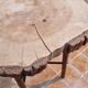 Table haute tripode brutaliste en bois et métal, 74 cm