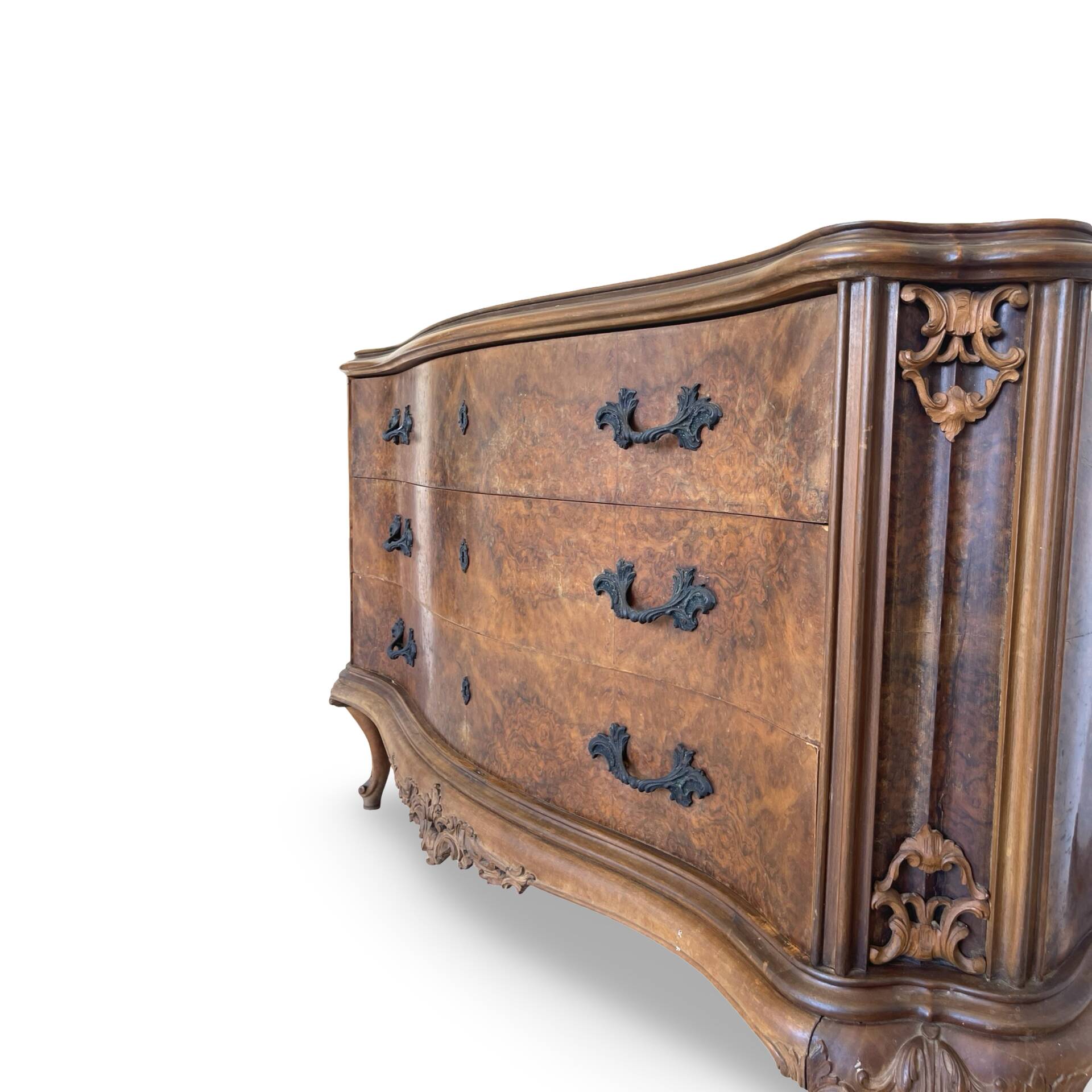Elegant Italian Louis XV style commode, circa 1940.