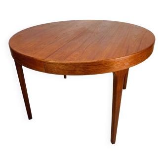 Extendable round table