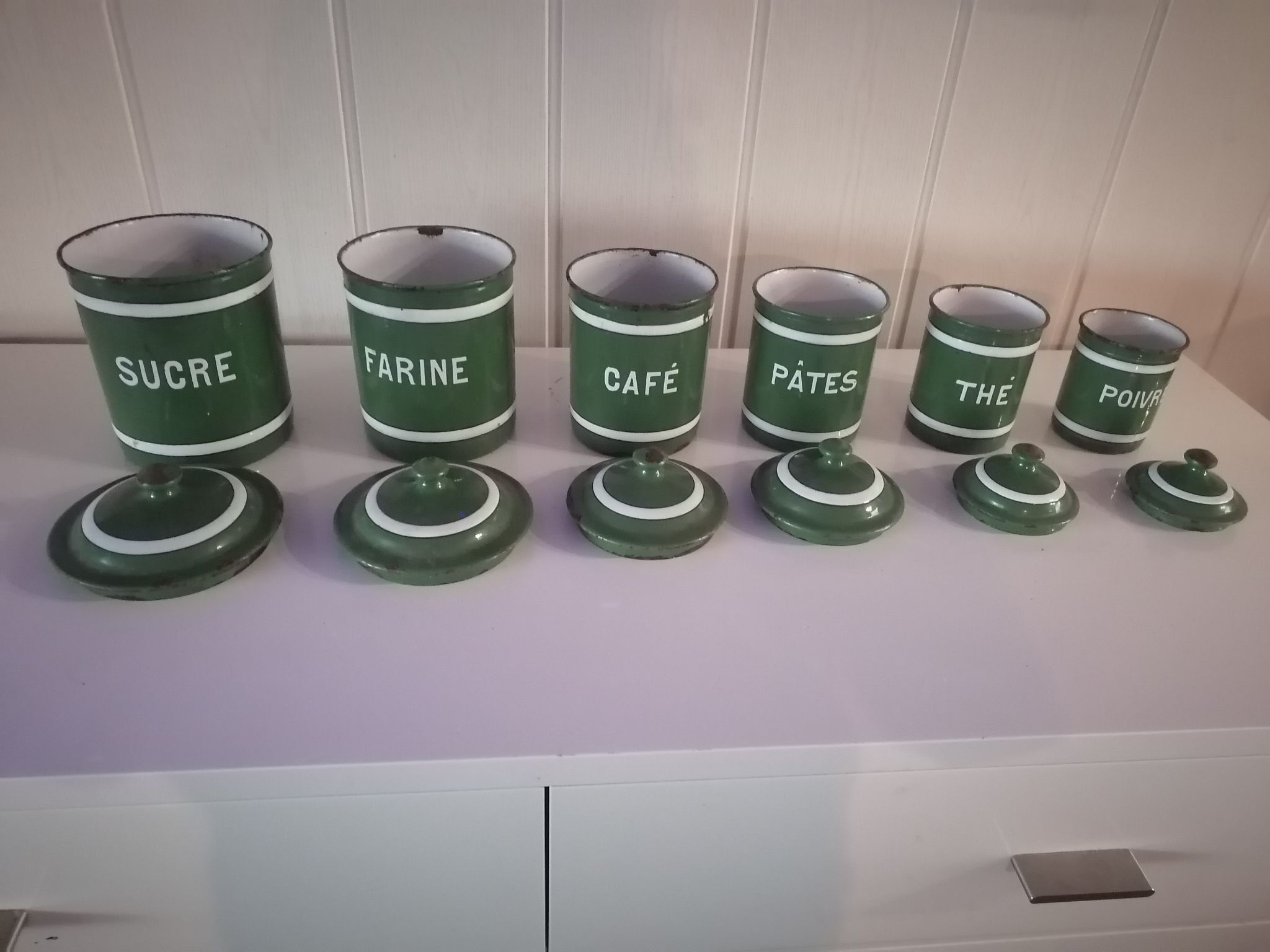 Set of 6 old enamelled jars with 6 trundle lids