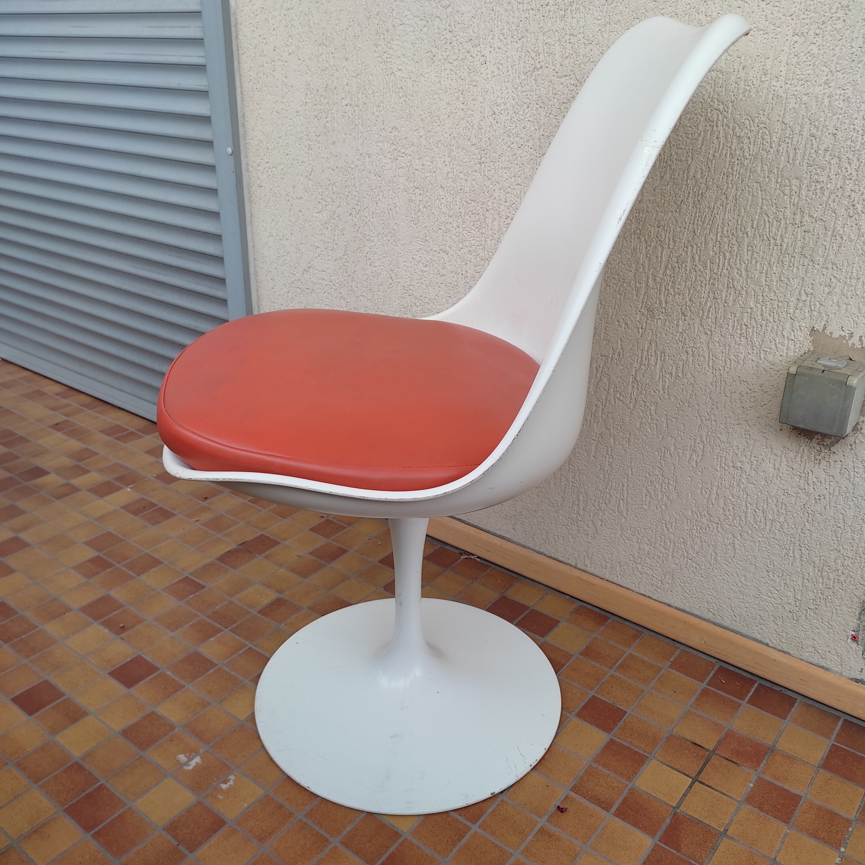 Vintage tulip chair by Eero Saarinen for Knoll
