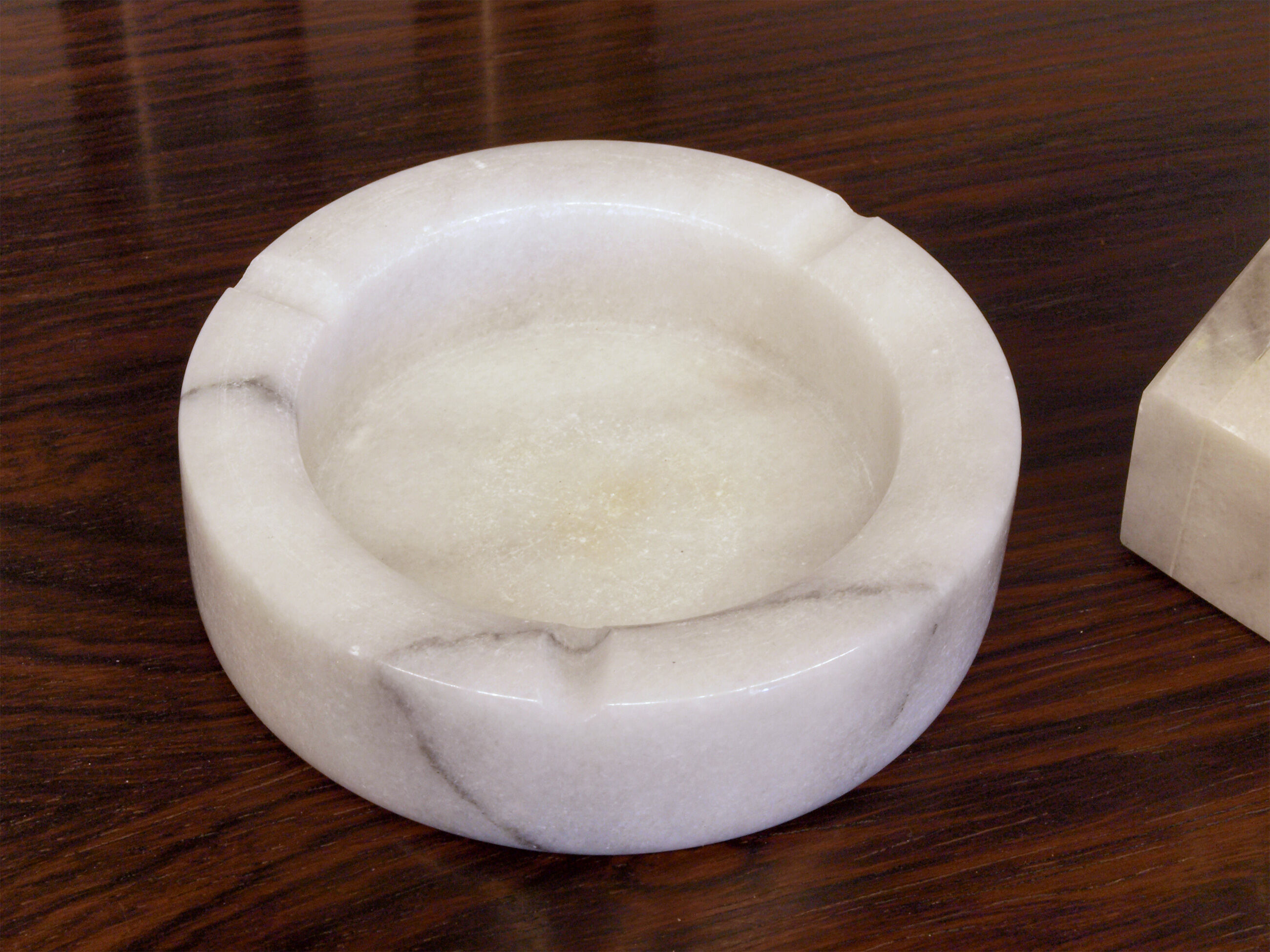 Italian ashtray in Carrara marble