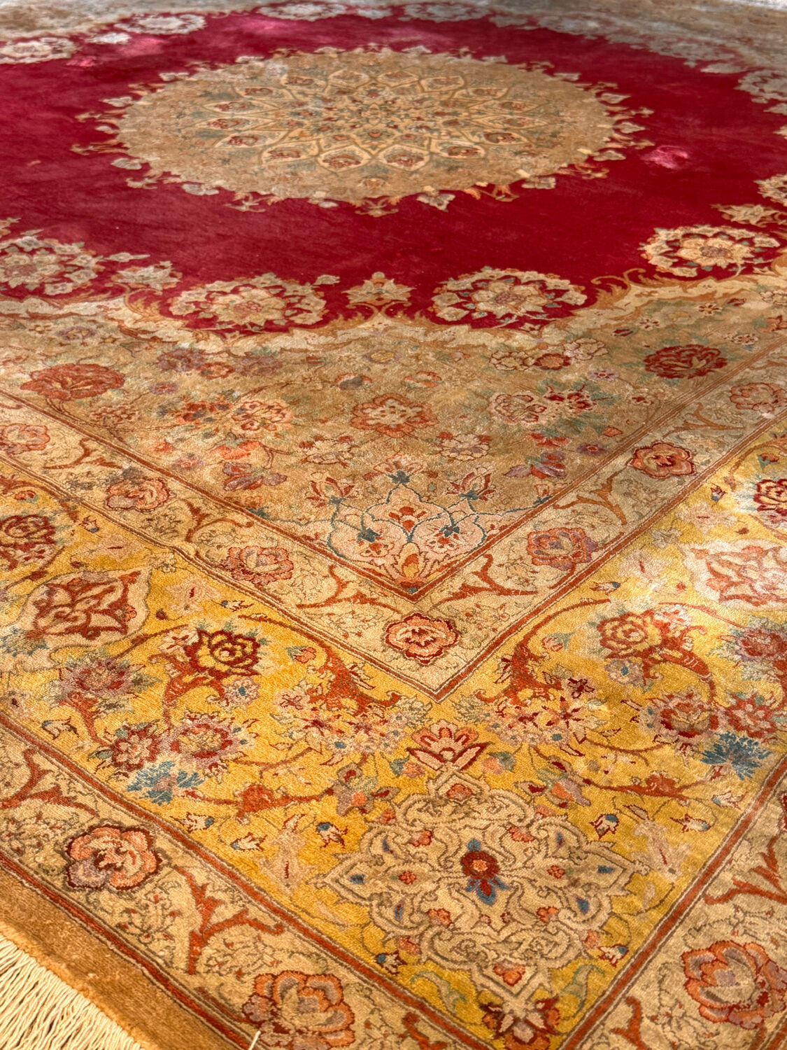 Extra fine Ghoum carpet from Iran in silk, signed Bahrami.