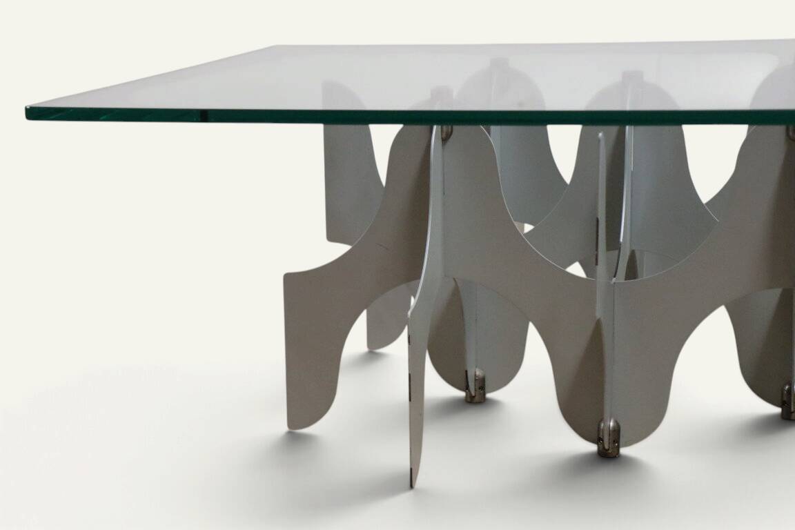Minimalist sculptural coffee table in metal and glass – 1970