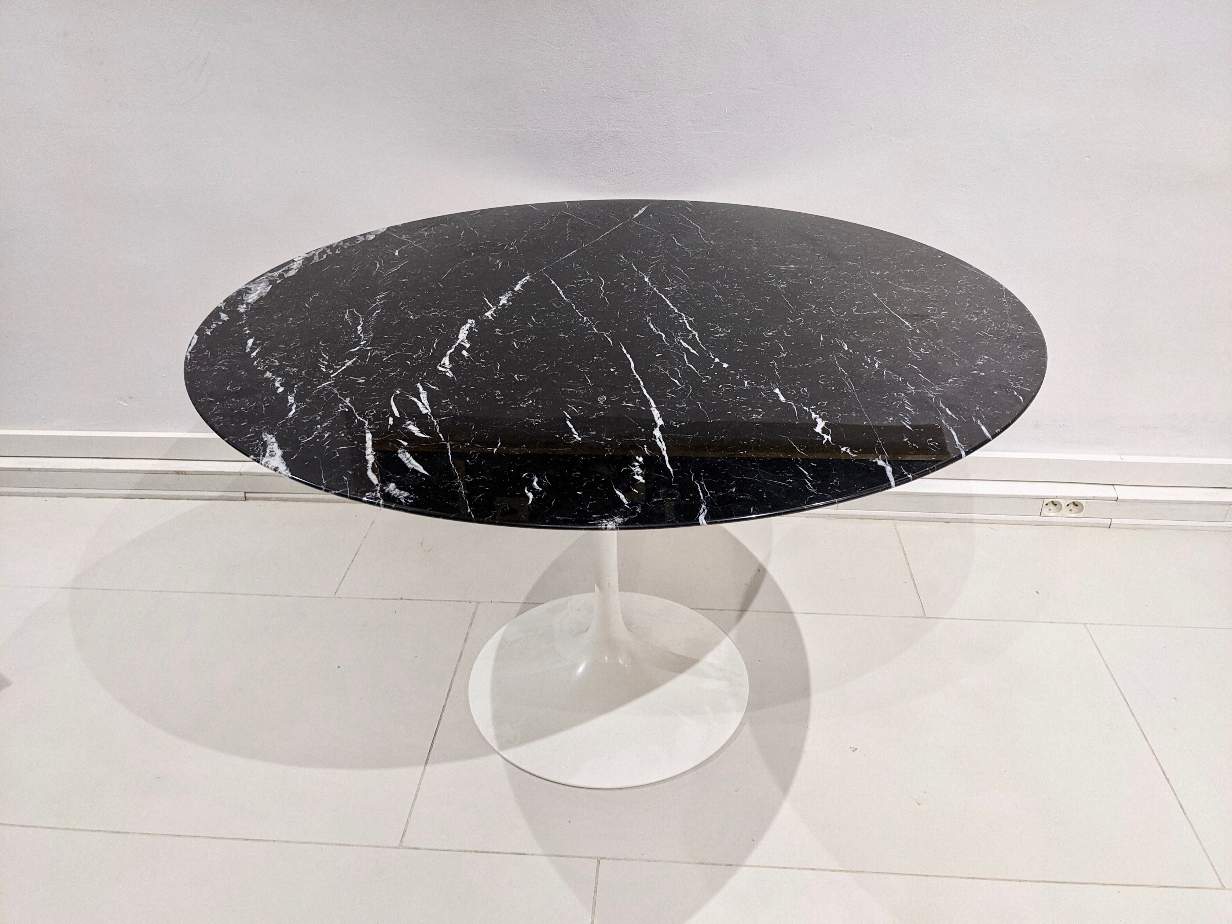 Tulip table white base and black marble marked by Saarinen edition knoll international
