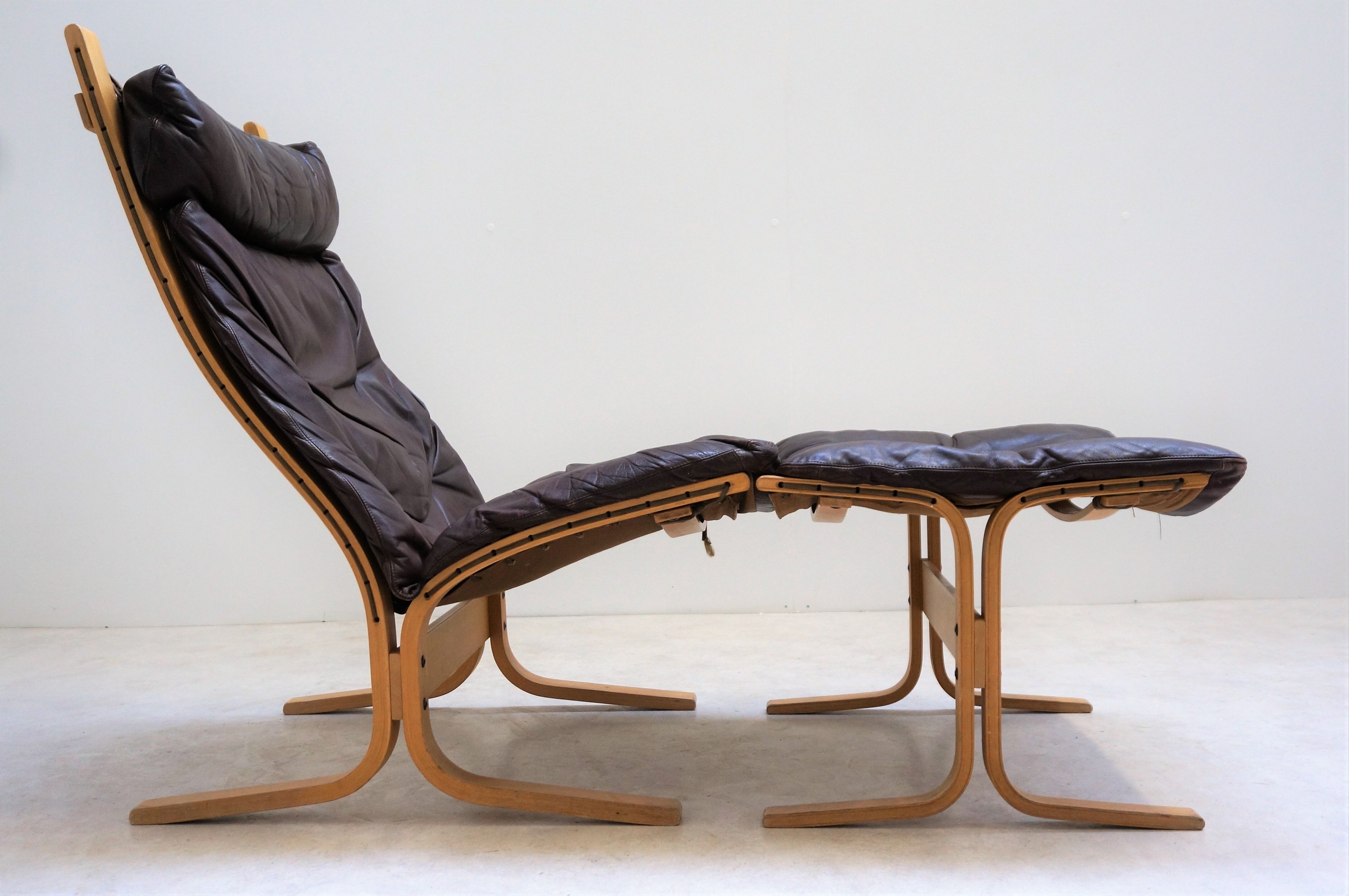 Fauteuil Siesta en cuir marron et son ottoman