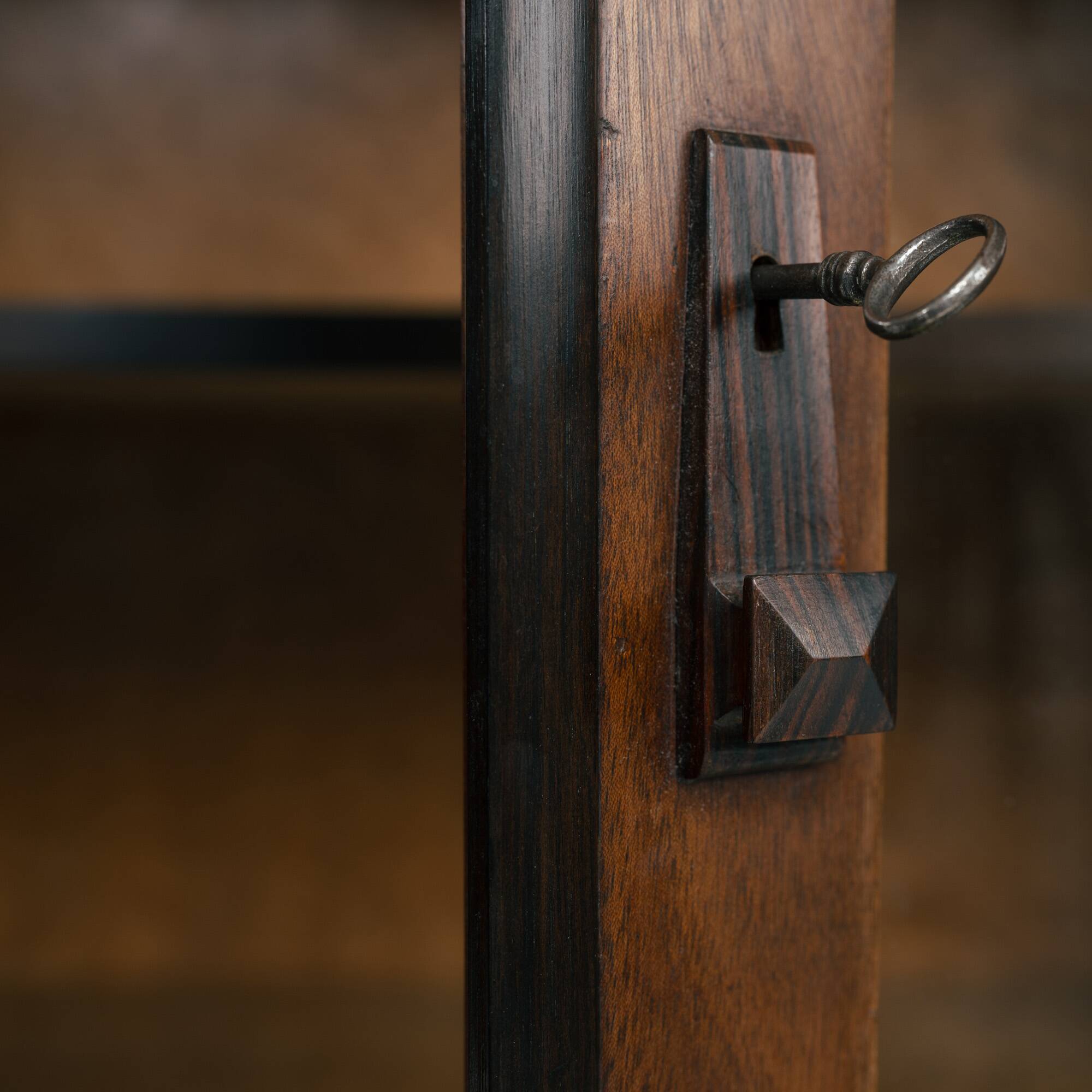 Cabinet Art Déco en noyer et érable œil de perdrix de l'école d'Amsterdam avec portes en verre, années 1930