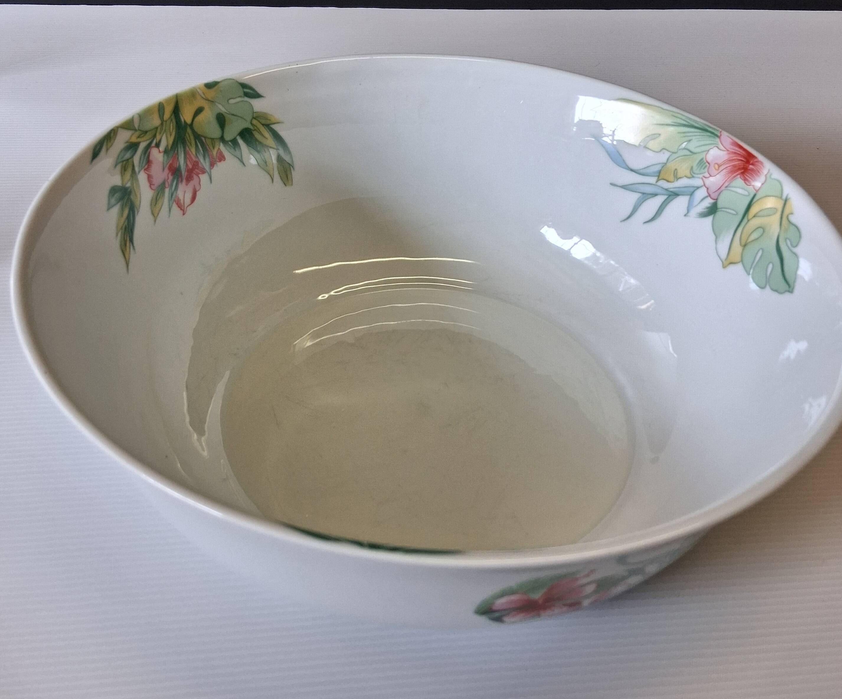 Very large porcelain salad bowl in very good condition from L'hirondelle Meh.