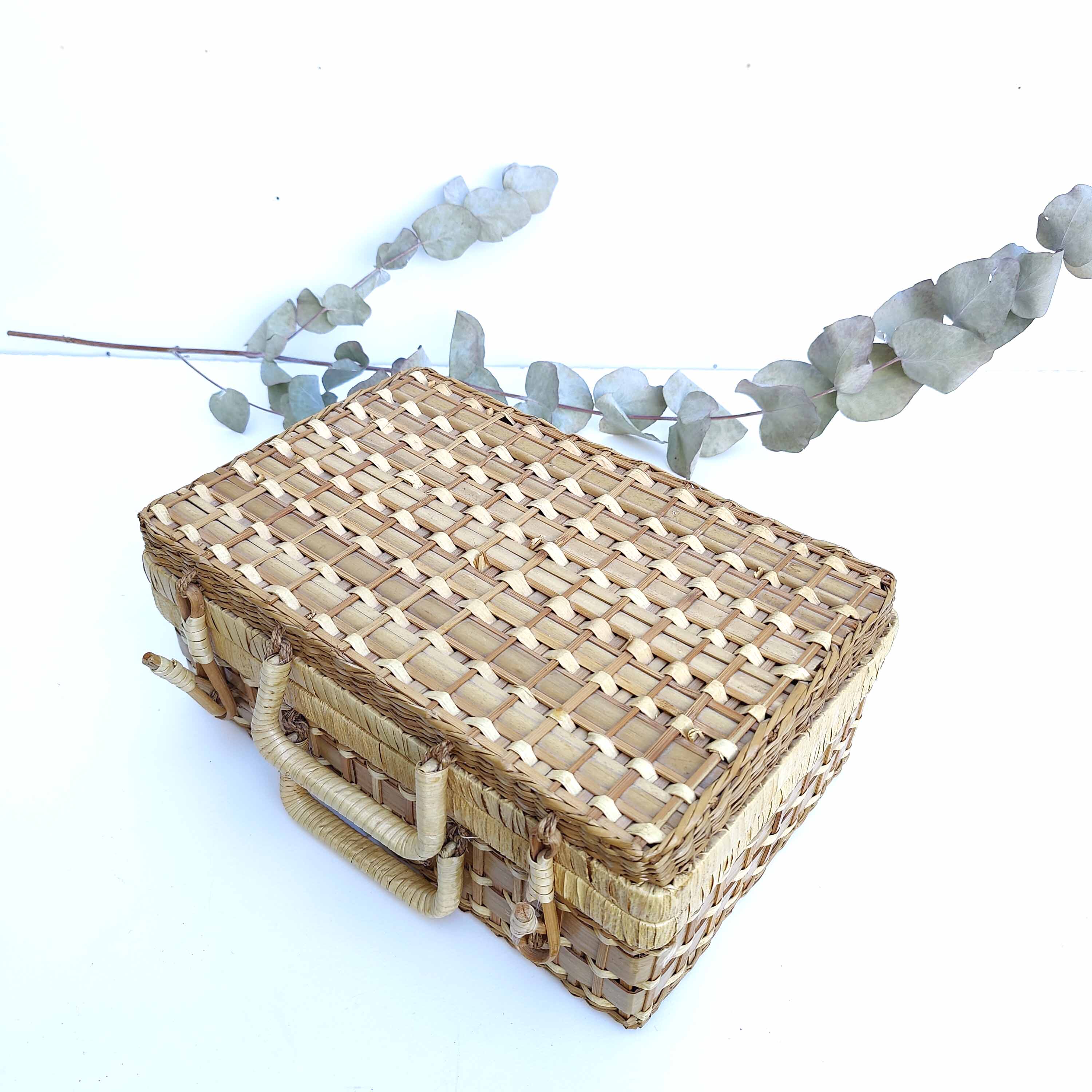 Suitcase in rattan and woven wicker