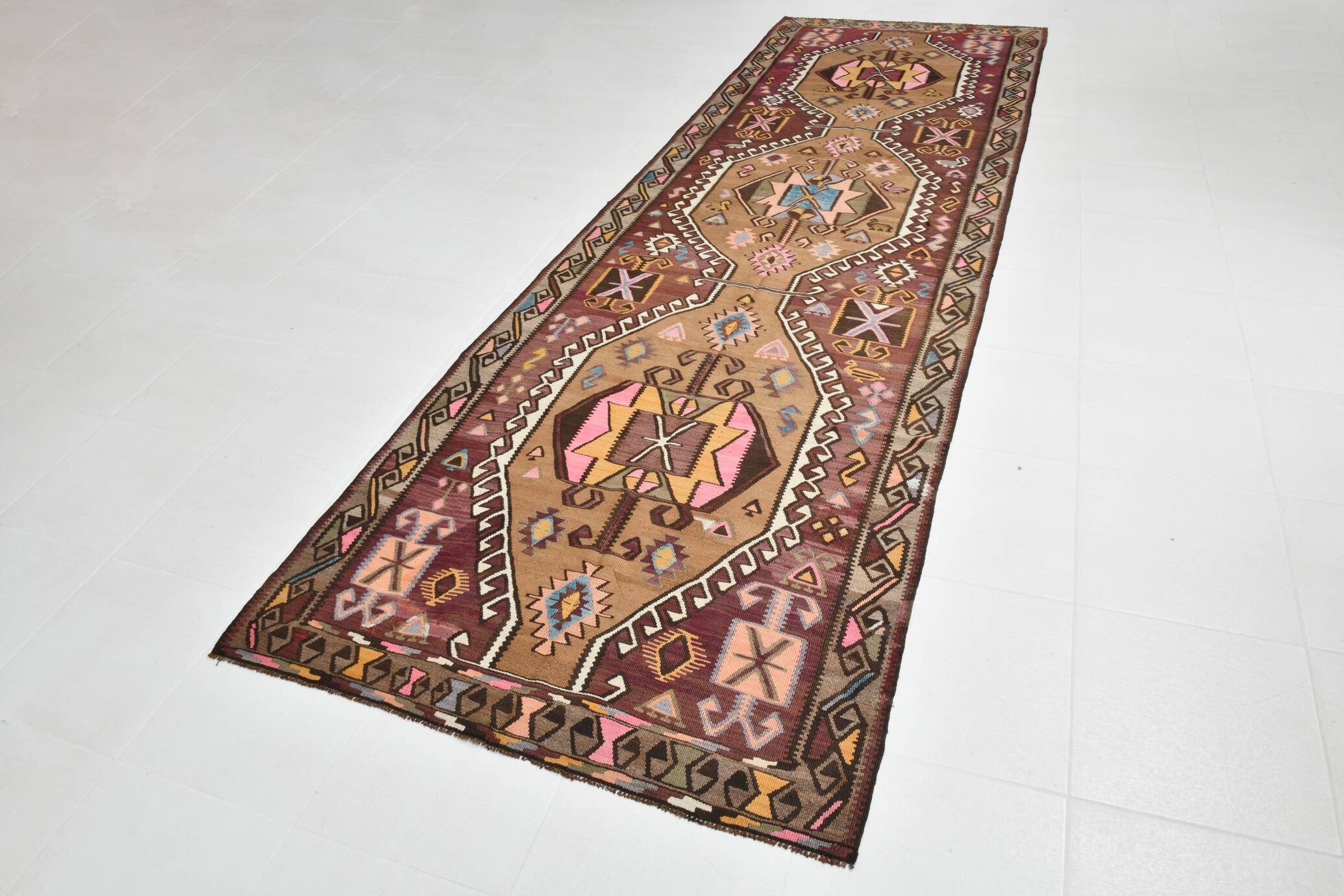 Grand Tapis Kilim Vintage Long & Large, Motifs Tribaux Géométriques