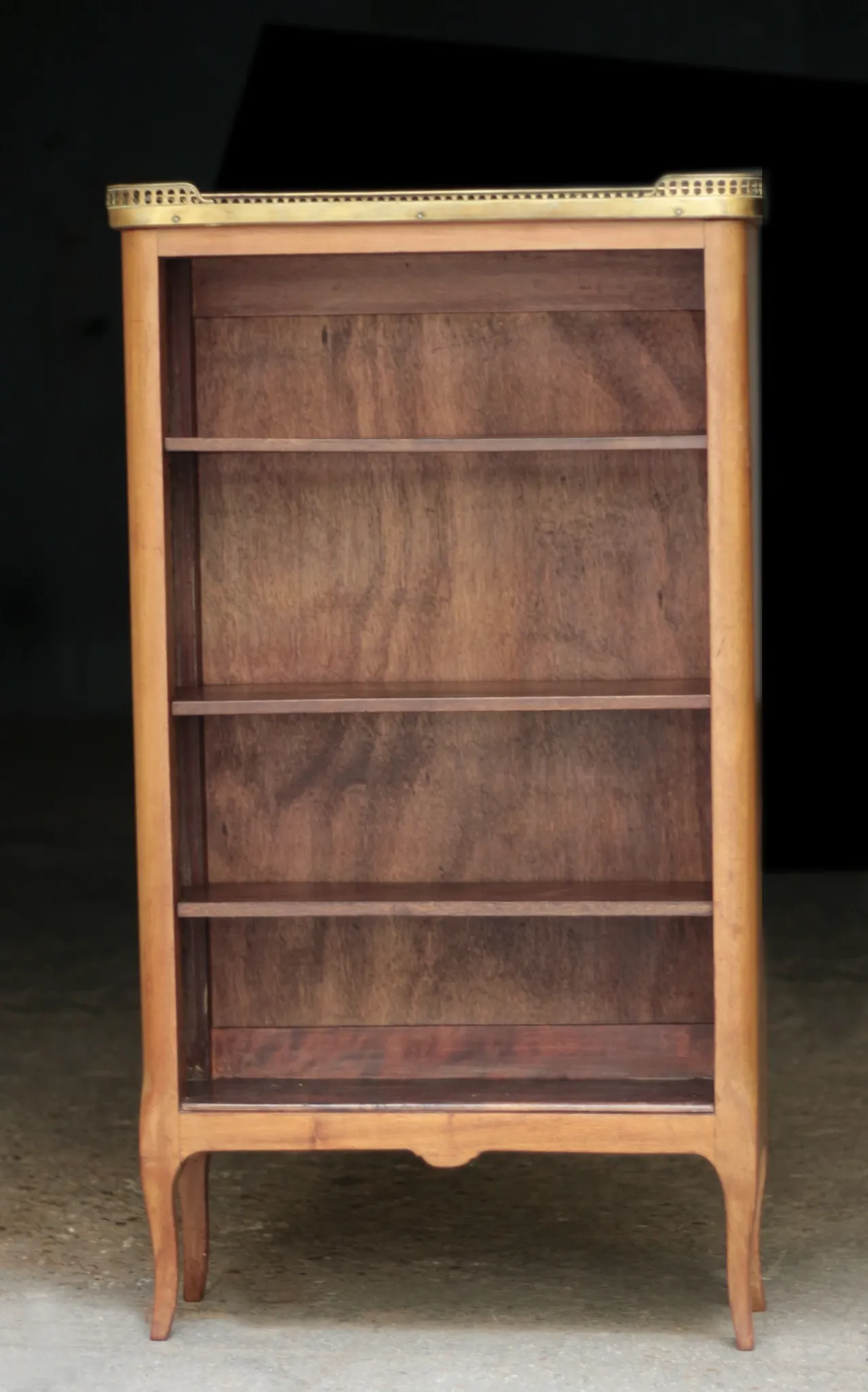 Adorable bibus library in blonde mahogany. With its marble.