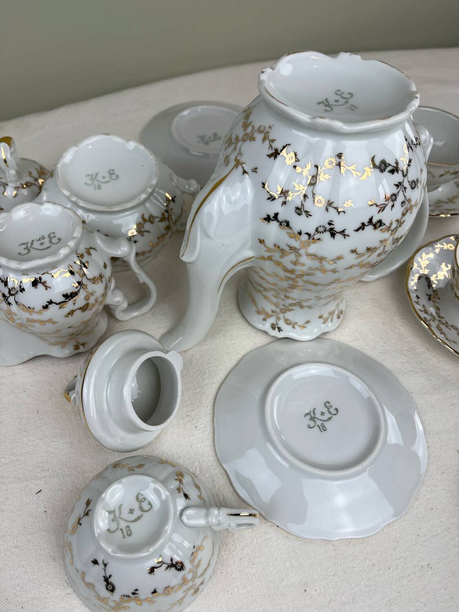 Antique coffee service in fine gilded porcelain – for 6 people – Vintage