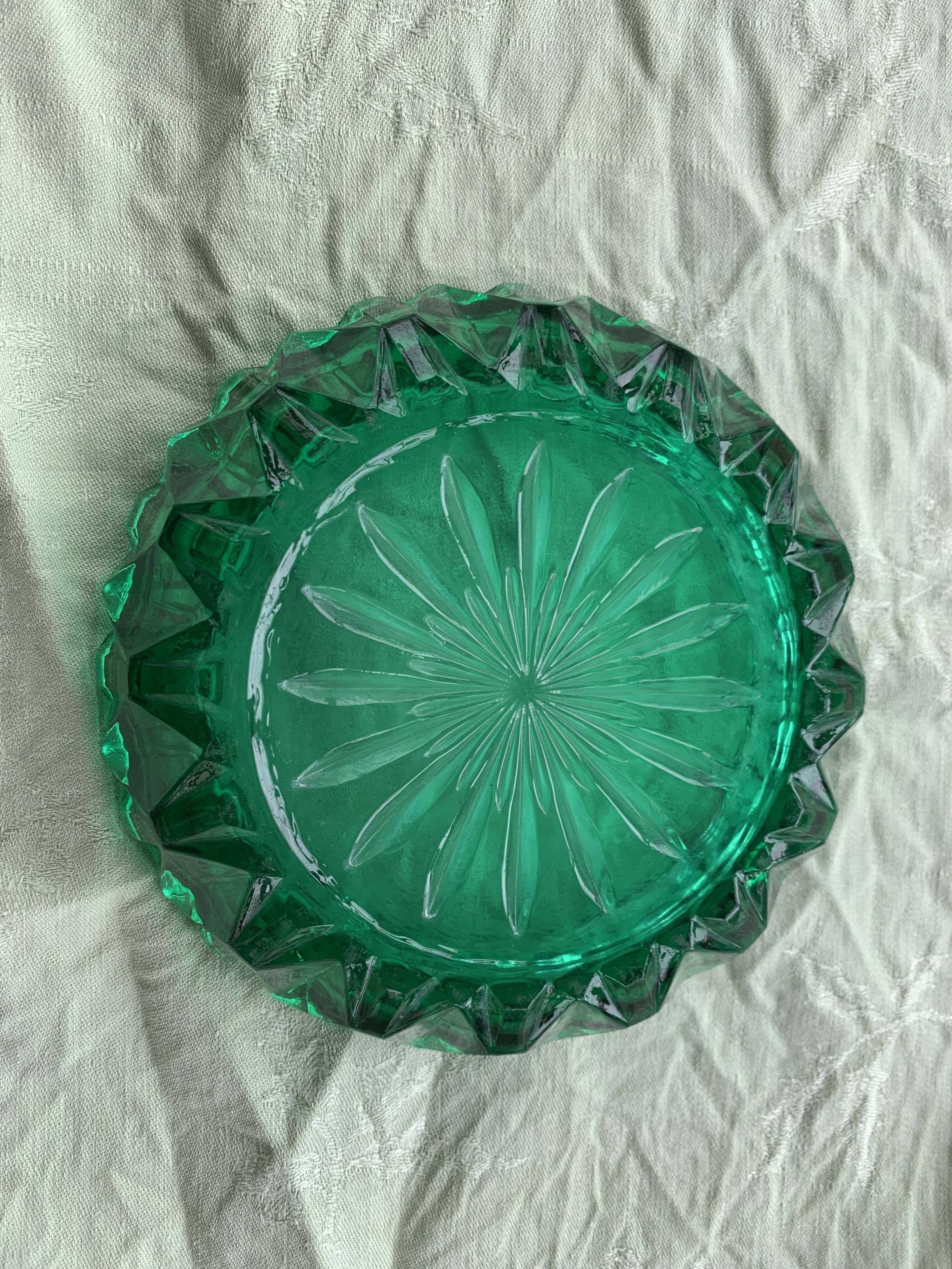 Cendrier en verre ciselé vert vintage
