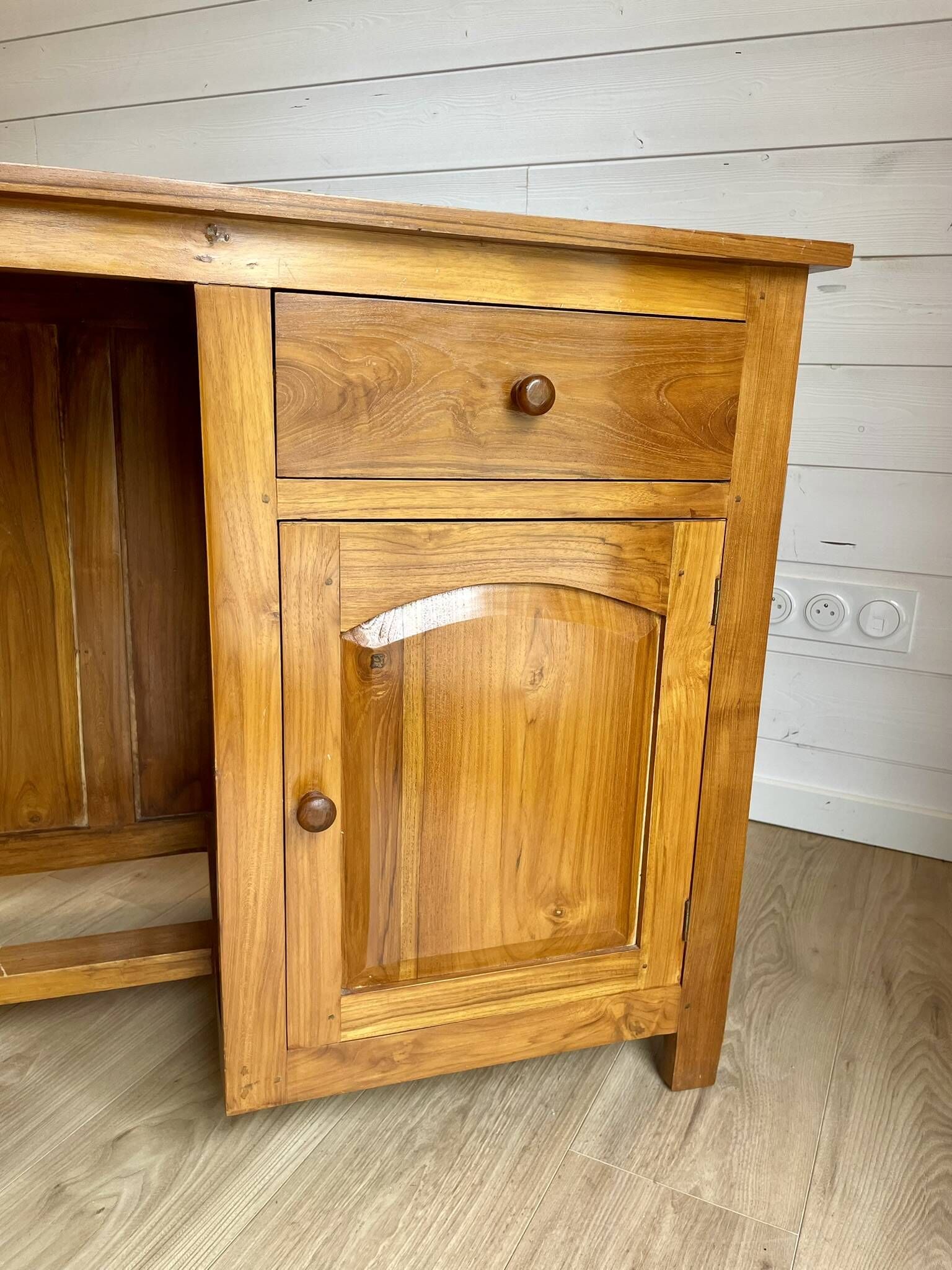 Vintage wooden desk with 1 drawer and 1 door.