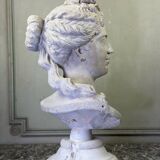 Buste en pierre limoneuse d’après Coysevox, portrait de la duchesse de Bourgogne