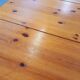 Suite d’une table ronde avec rallonge et 4 chaises vintage en pin des années 60 70