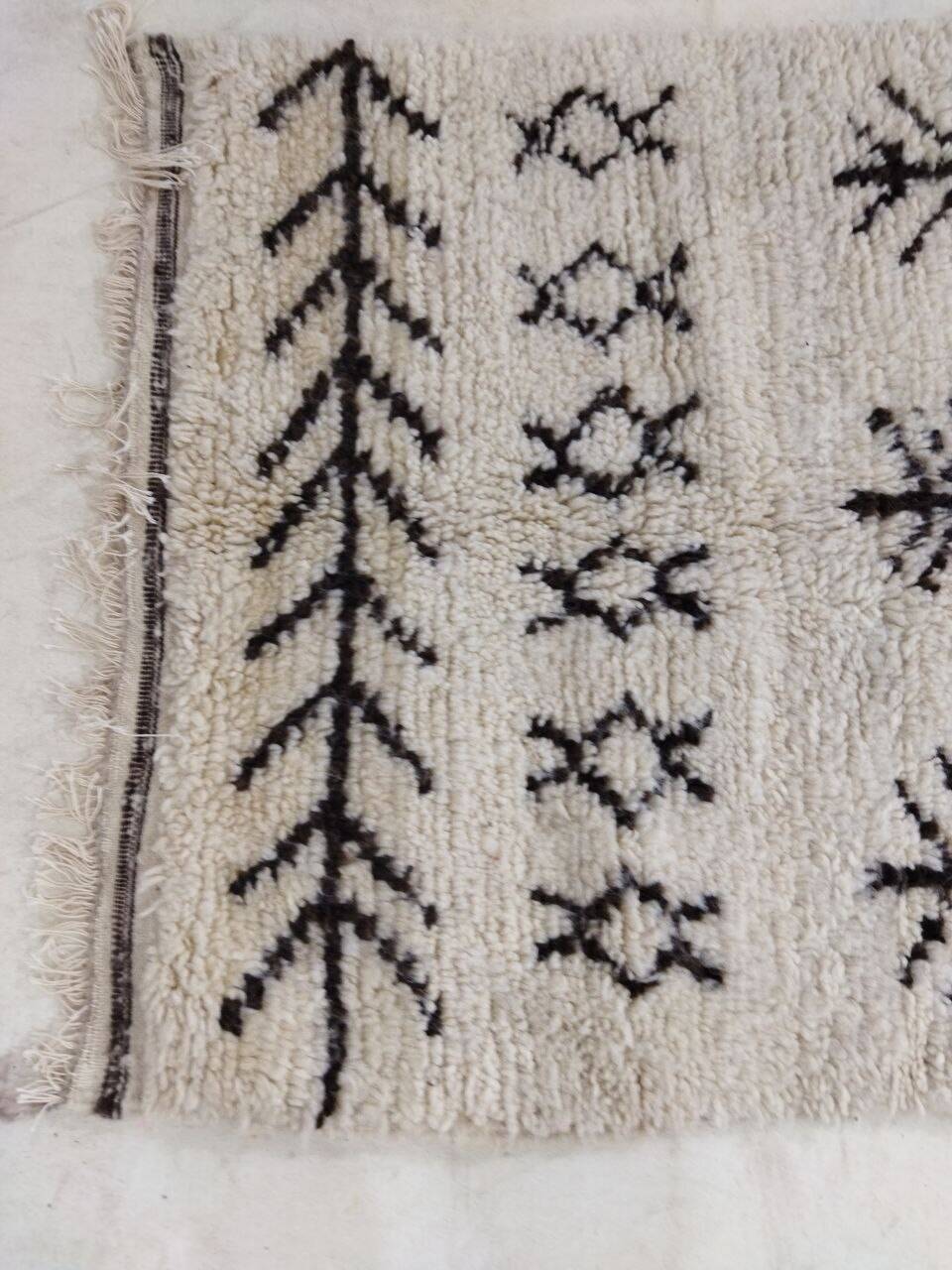 Handmade moroccan berber rug 203 x 94 cm