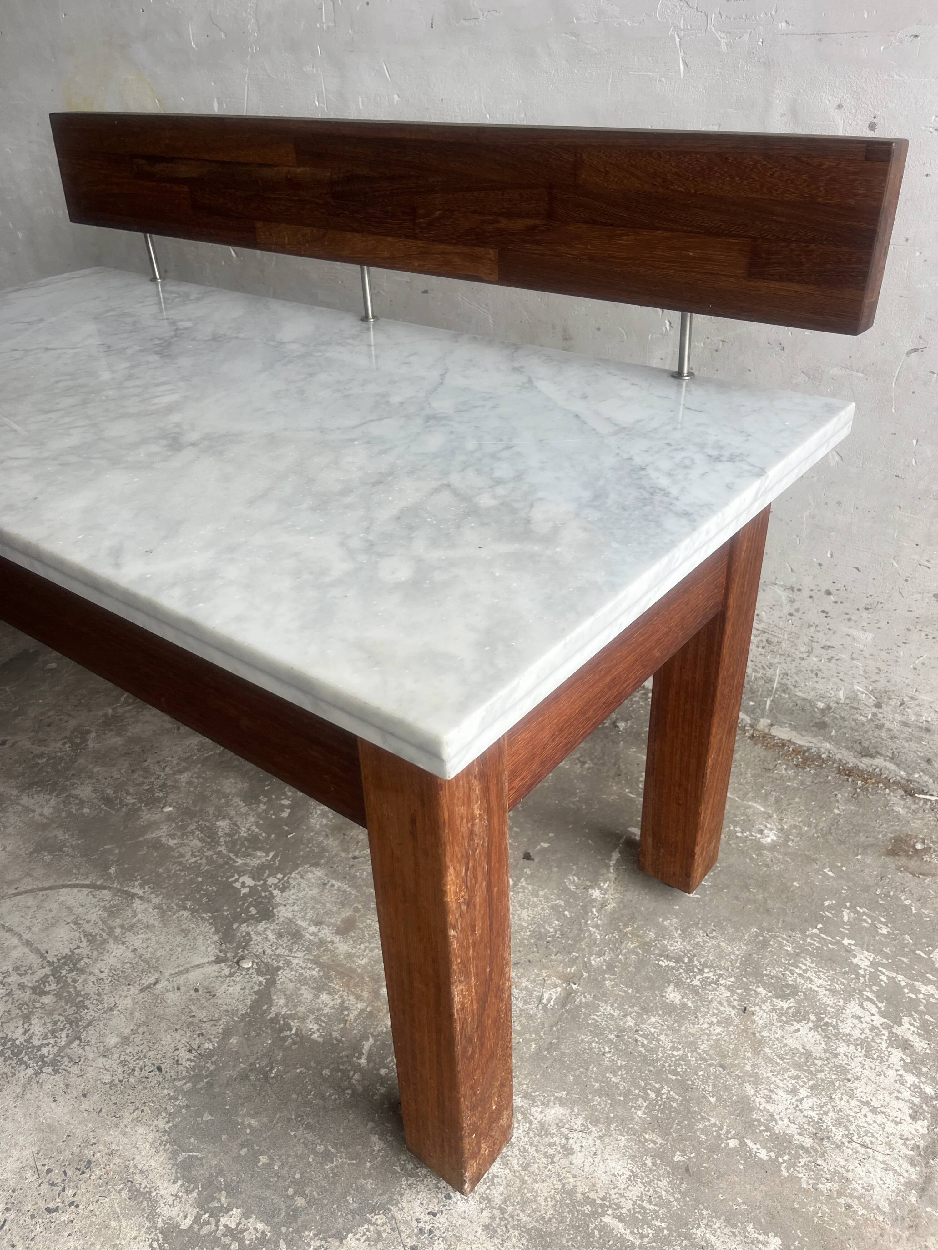 Console postmoderne en marbre avec écran flottant en bois