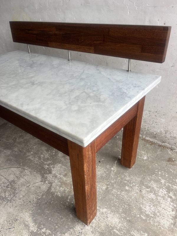 Console postmoderne en marbre avec écran flottant en bois