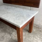 Console postmoderne en marbre avec écran flottant en bois