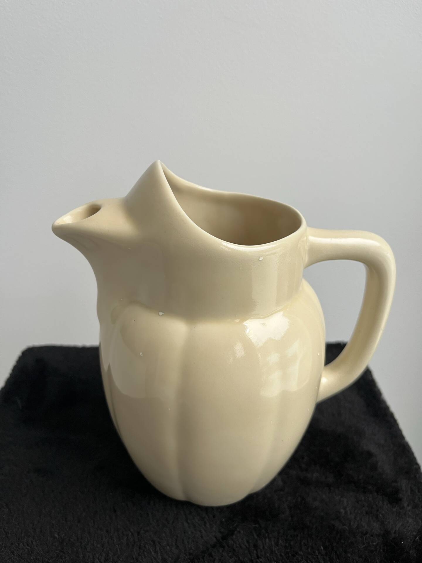 Ivory ceramic jug "La Sté Uzienne"