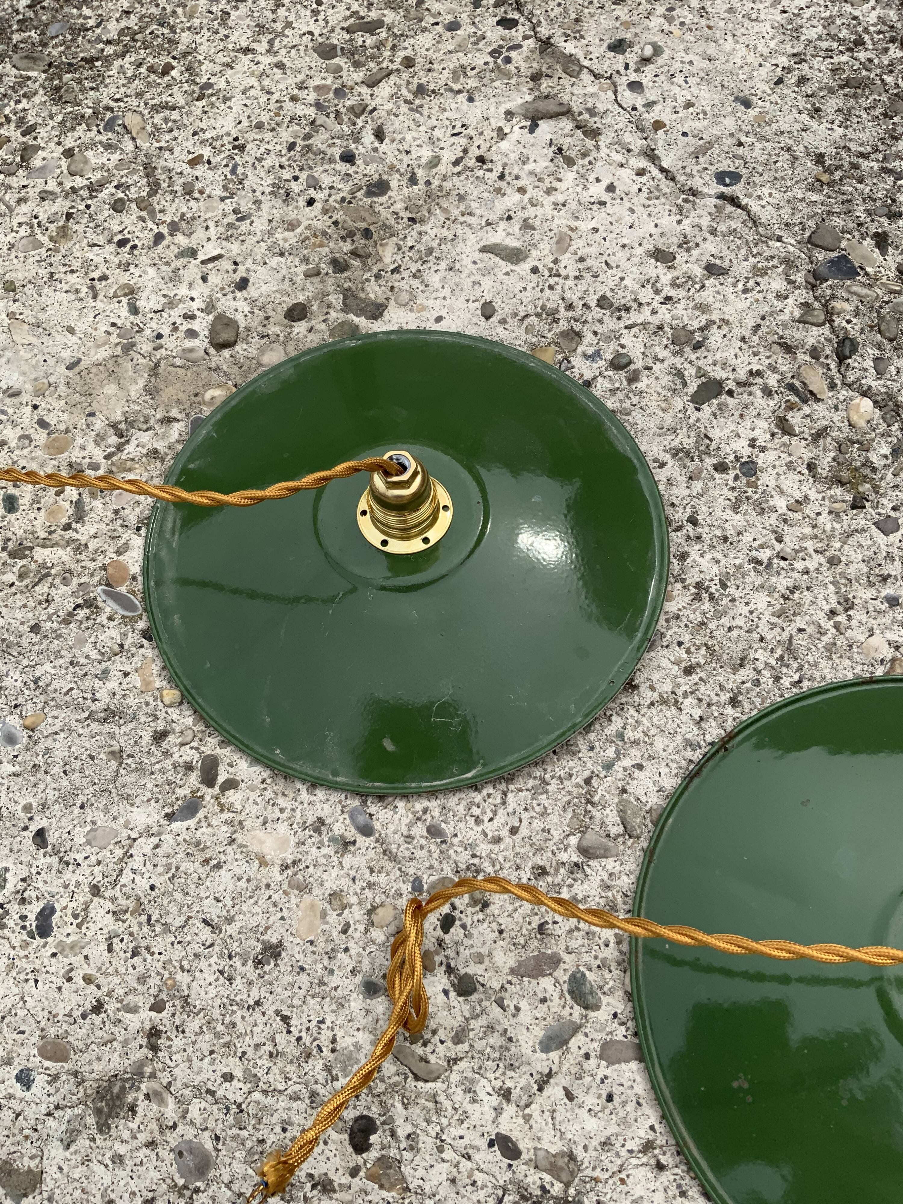 Trio suspension sheet enamelled vintage green and white gold threads brass socket