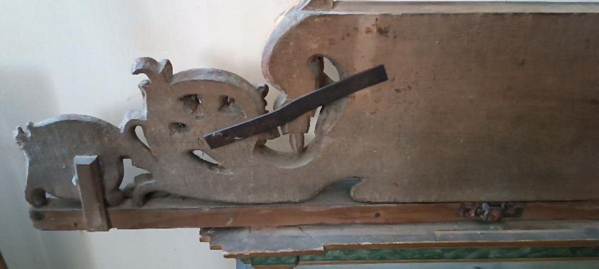 Fronton ancien en bois doré et sculpté du XIXe siècle