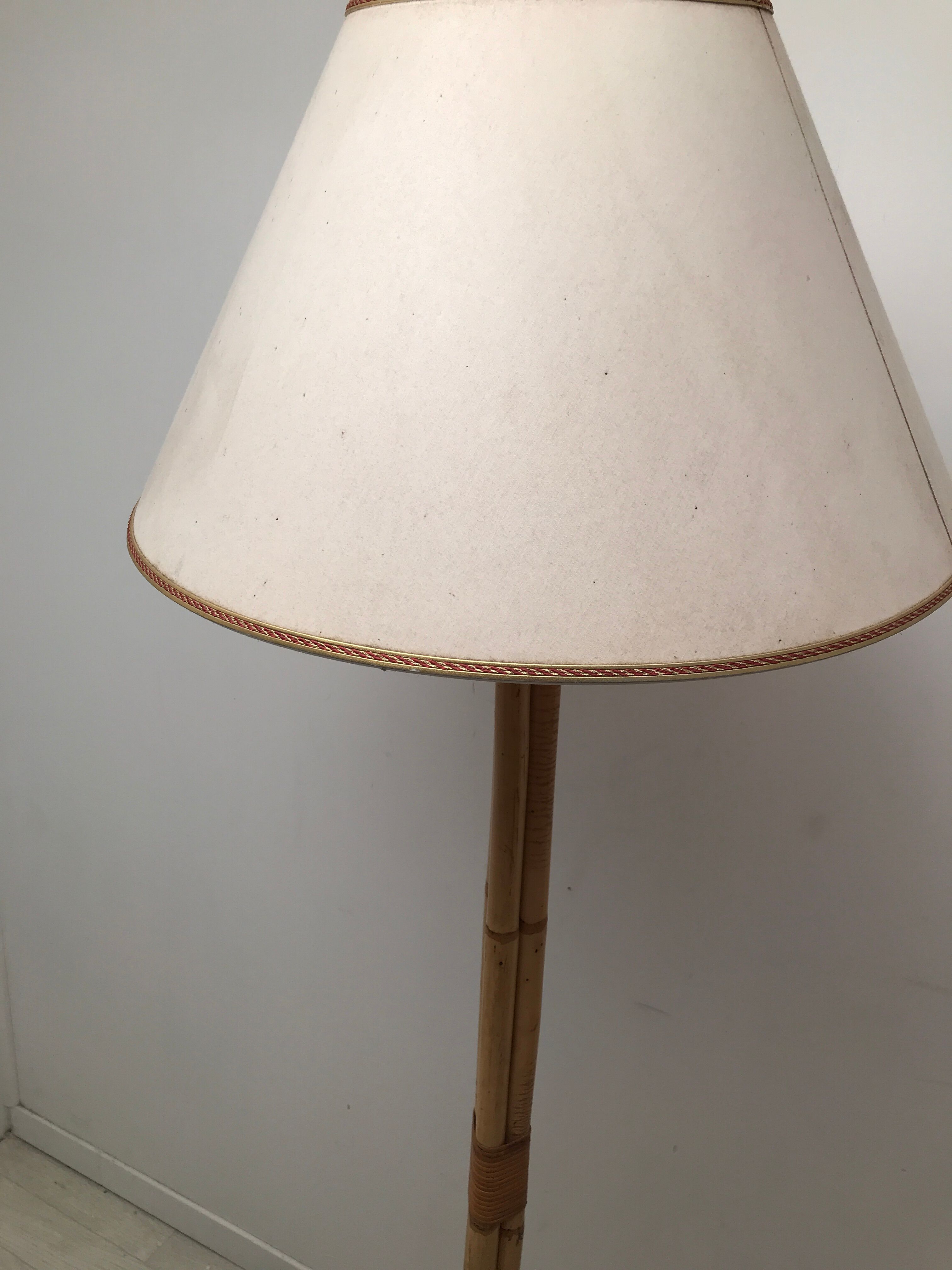 Bamboo lamppost feet tripod