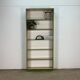 Hoge boekenkast.