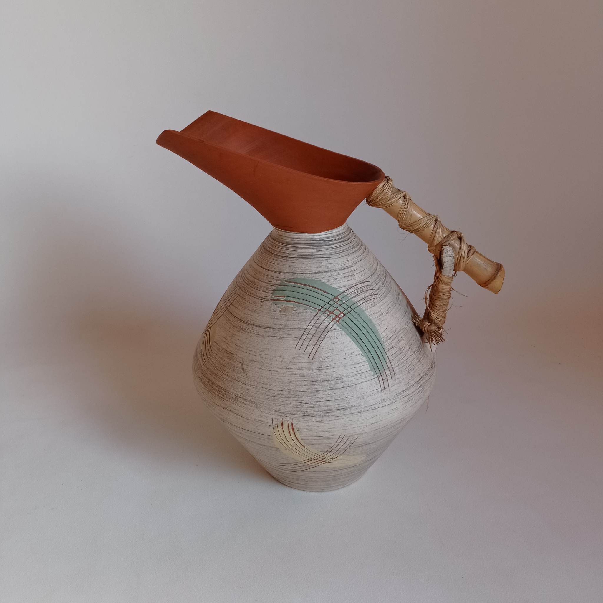 Carafe d’eau faite à la main des années 50