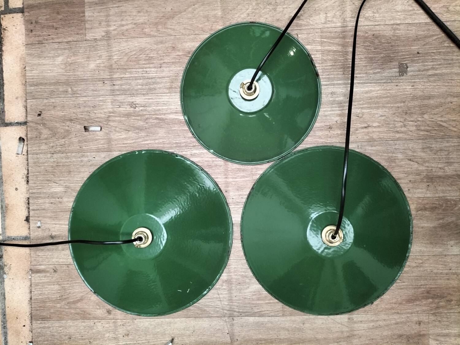 Enamelled sheet metal suspensions