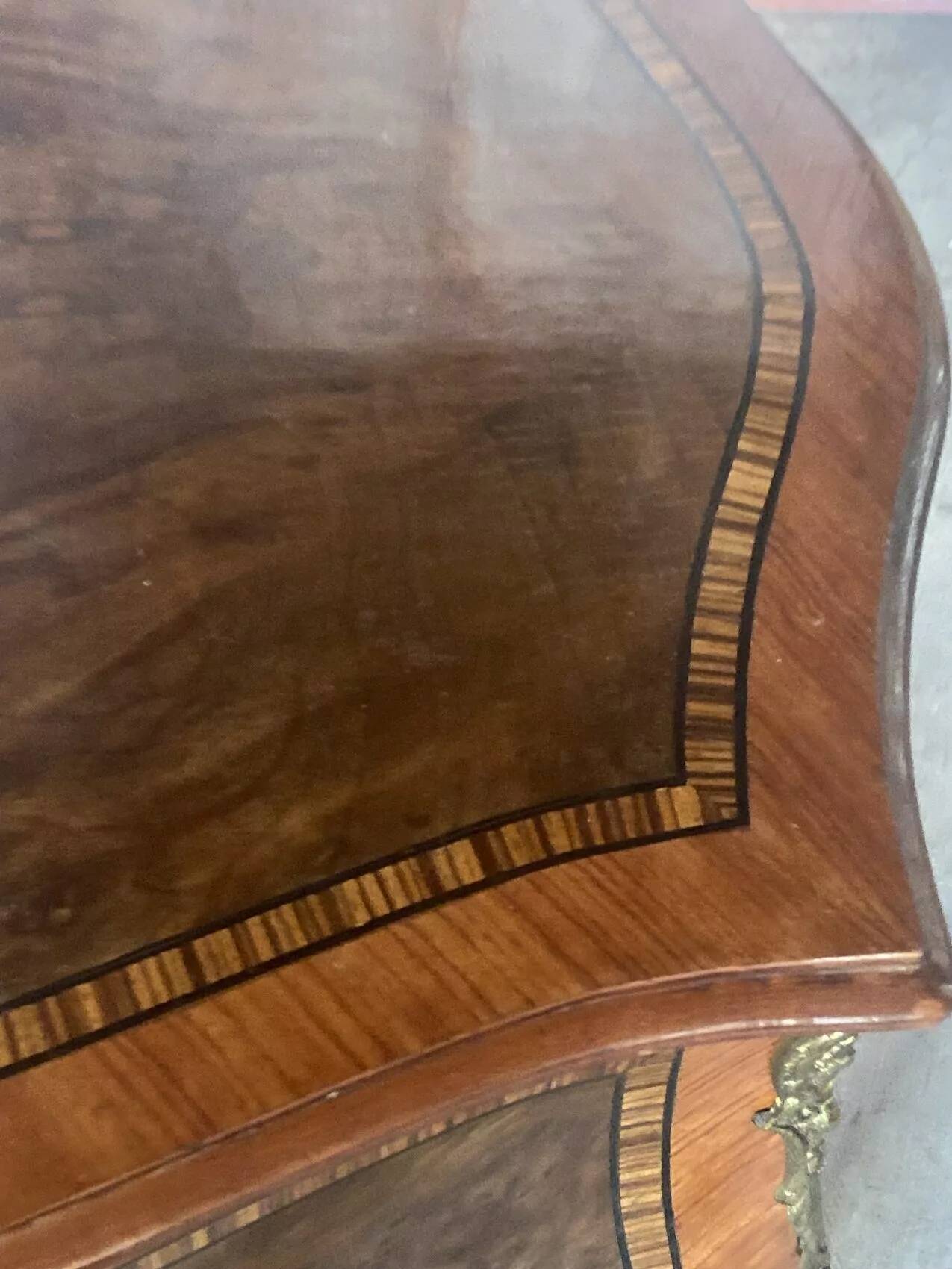 Commode galbée de style Louis XV