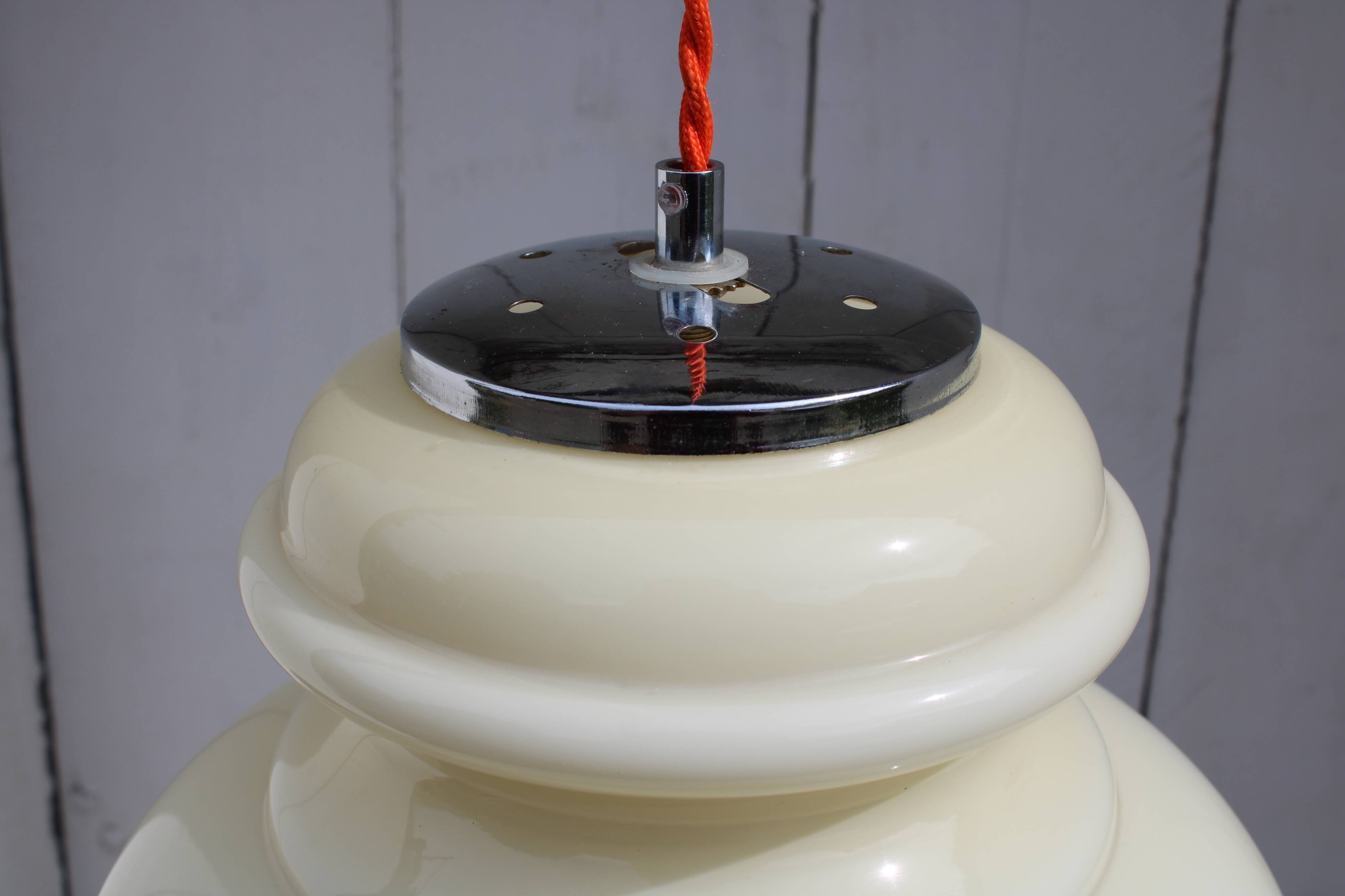 Space age suspension in opaline