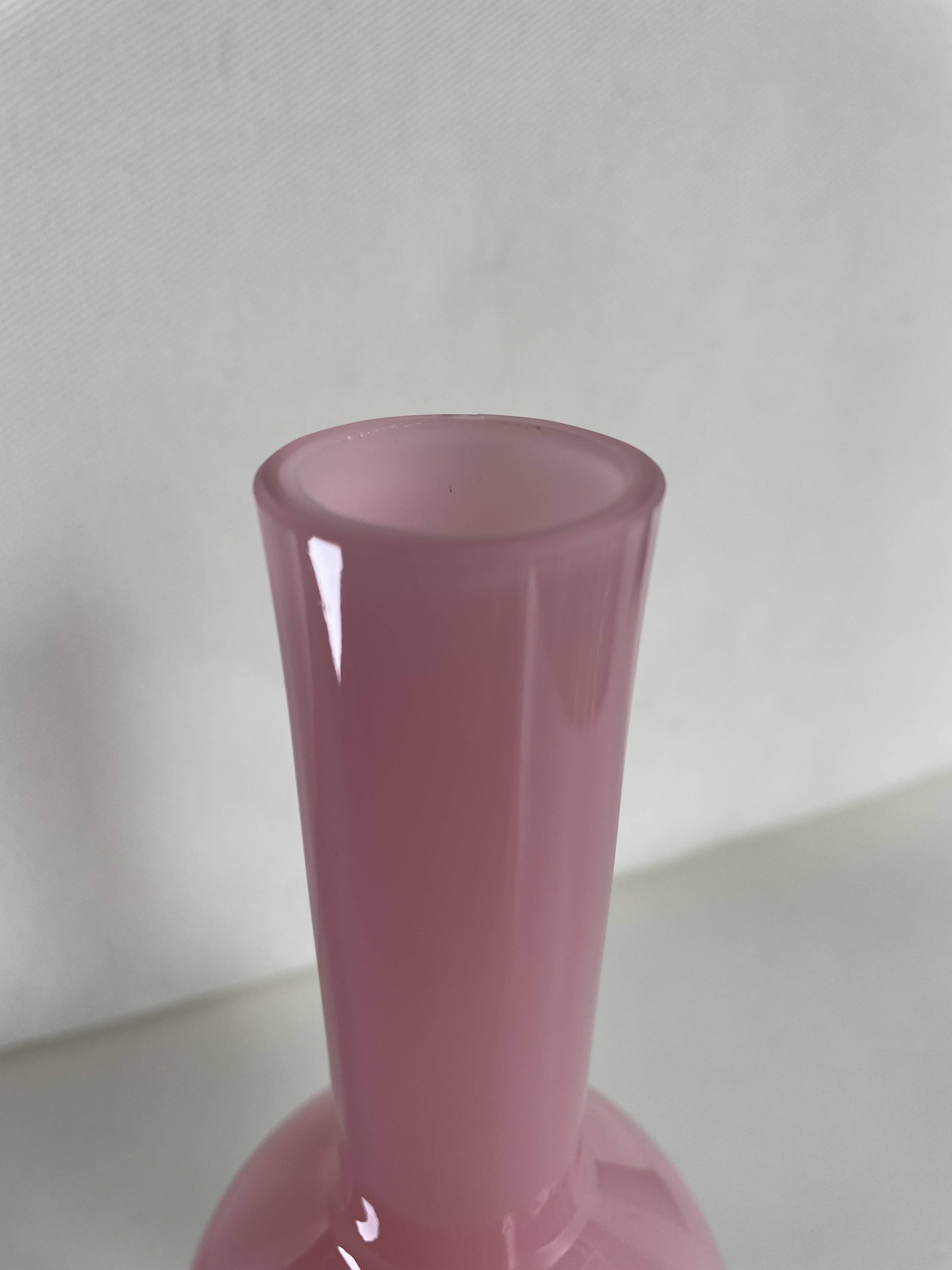 Vase en opaline rose