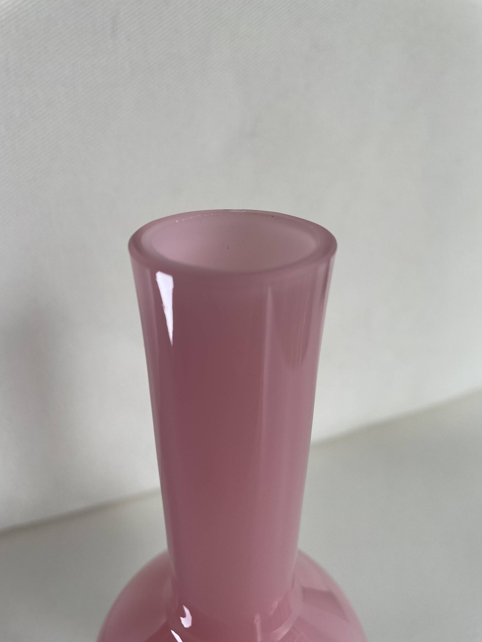 Vase en opaline rose