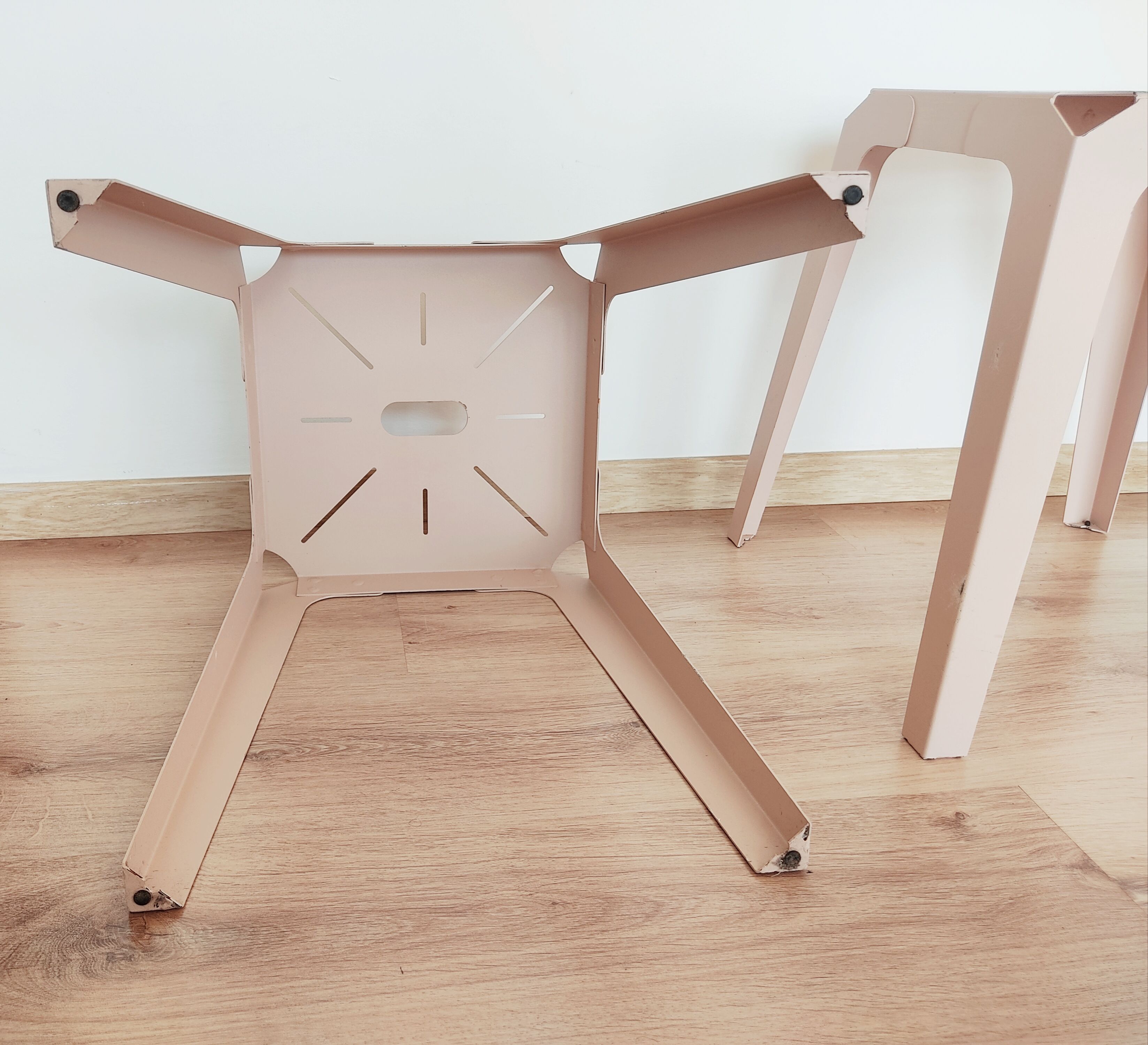 Set de 2 tabourets vintages acier laqué rose pâle