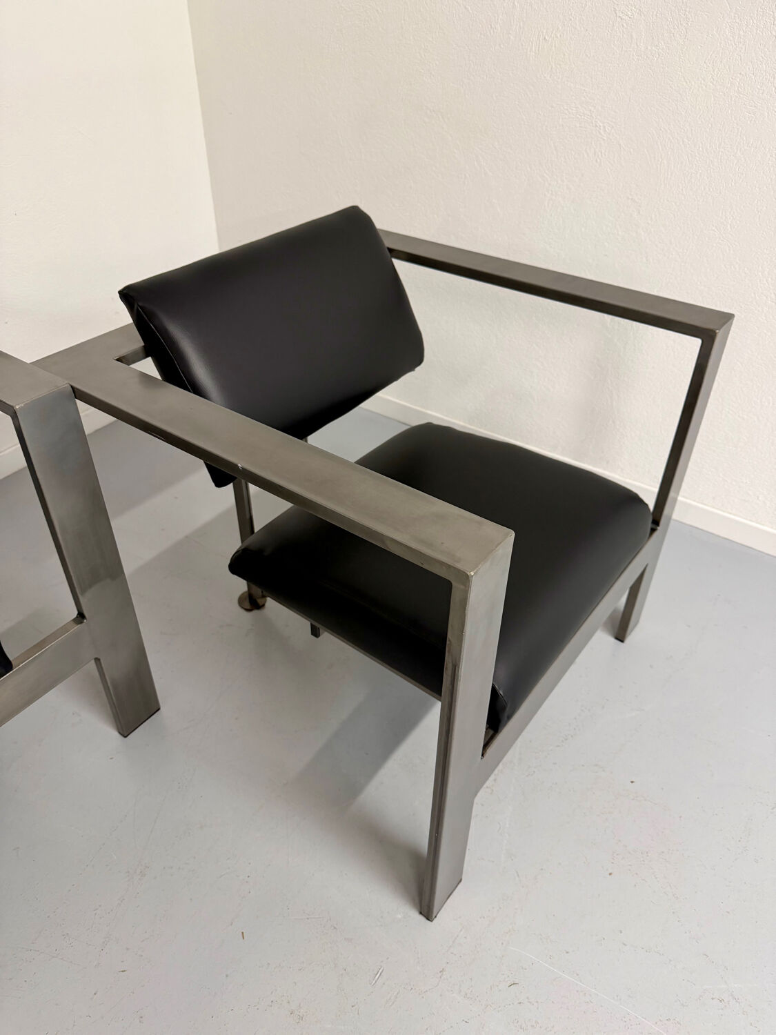 Salon brutaliste fauteuils simili métal design Karl Friedrich Forster