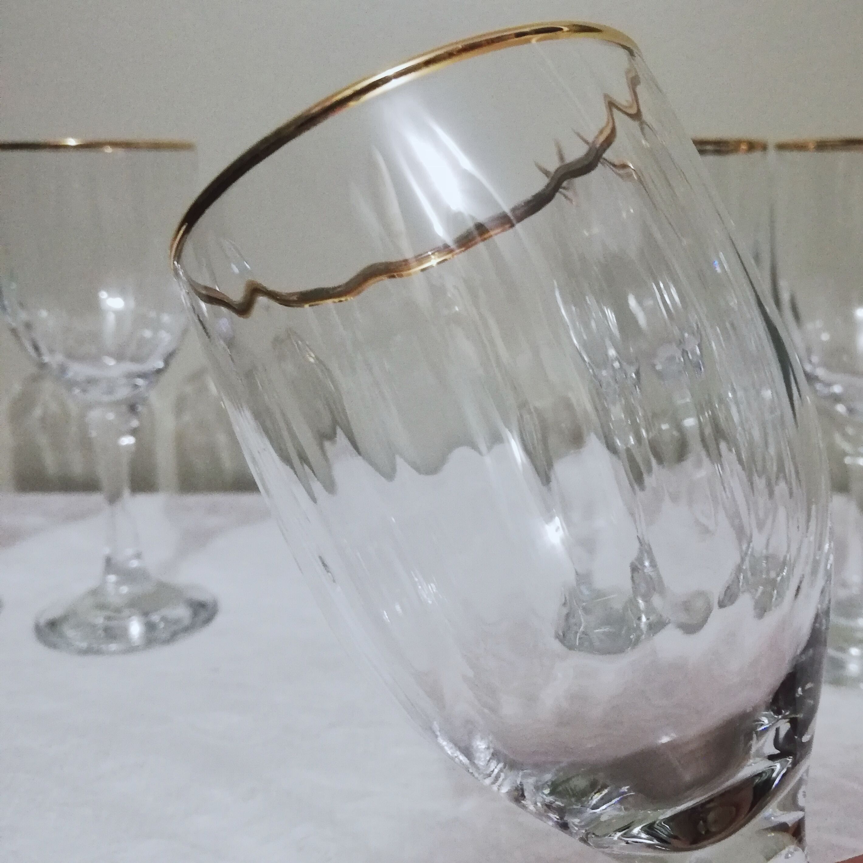 6 15cl stemmed glasses with gilding around the perimeter
