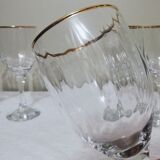 6 15cl stemmed glasses with gilding around the perimeter