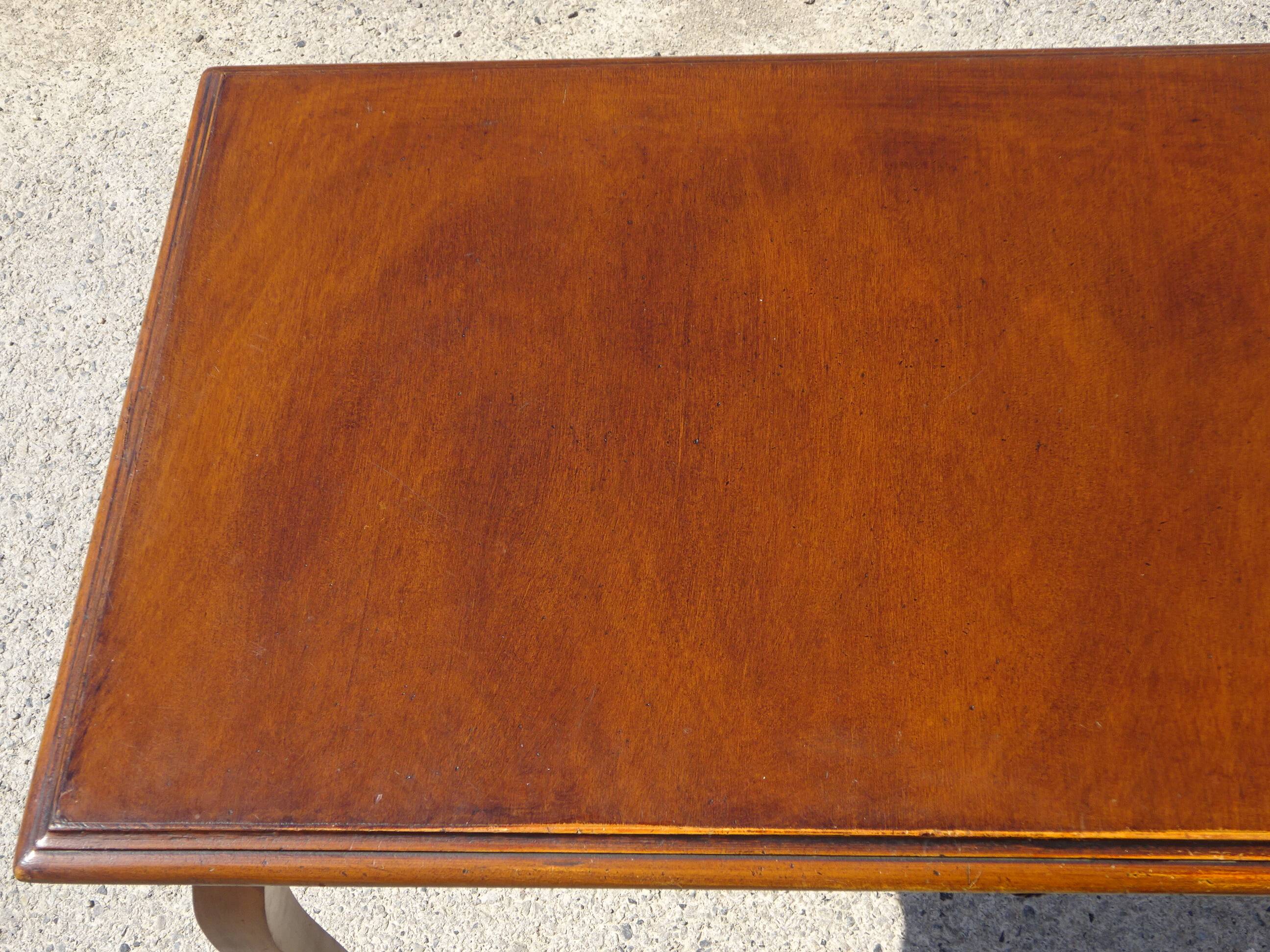 Petit bureau en bois de style Louis XV