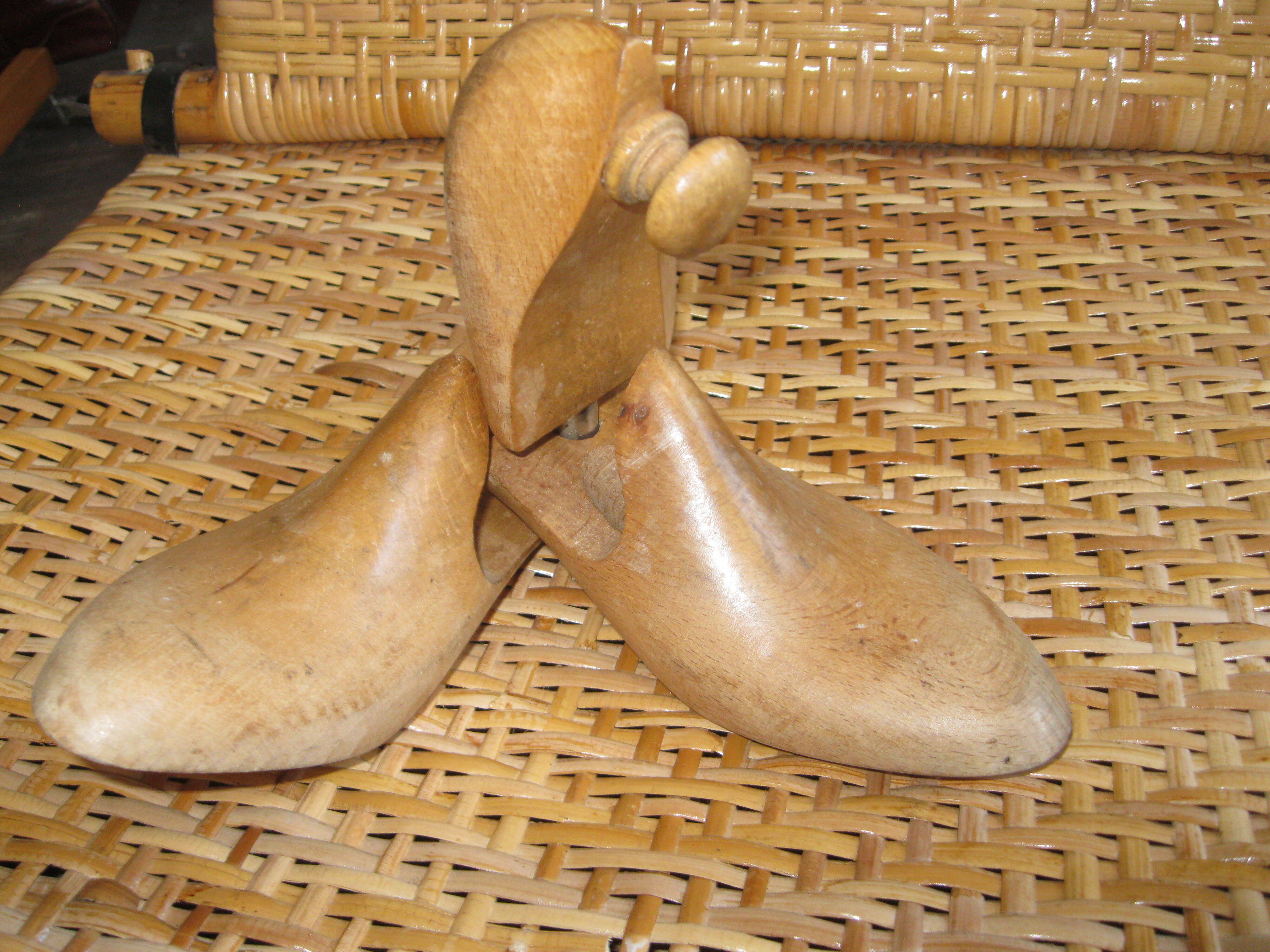 Wooden shoe trees