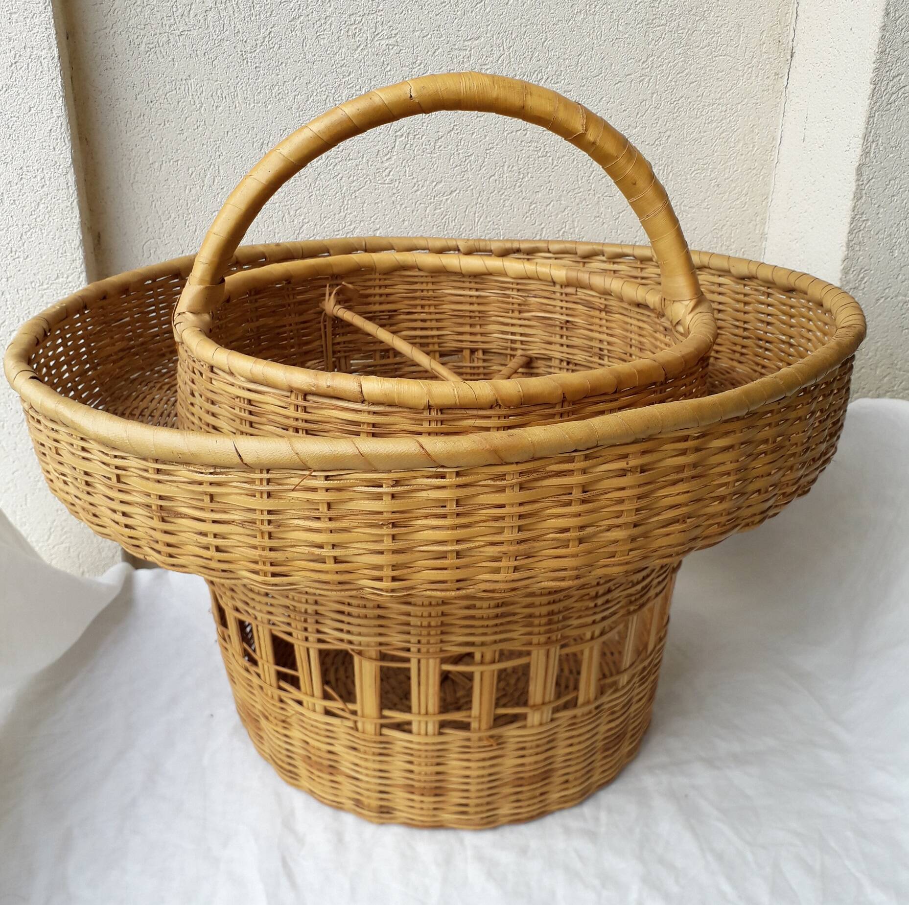 Wicker bottle holder basket