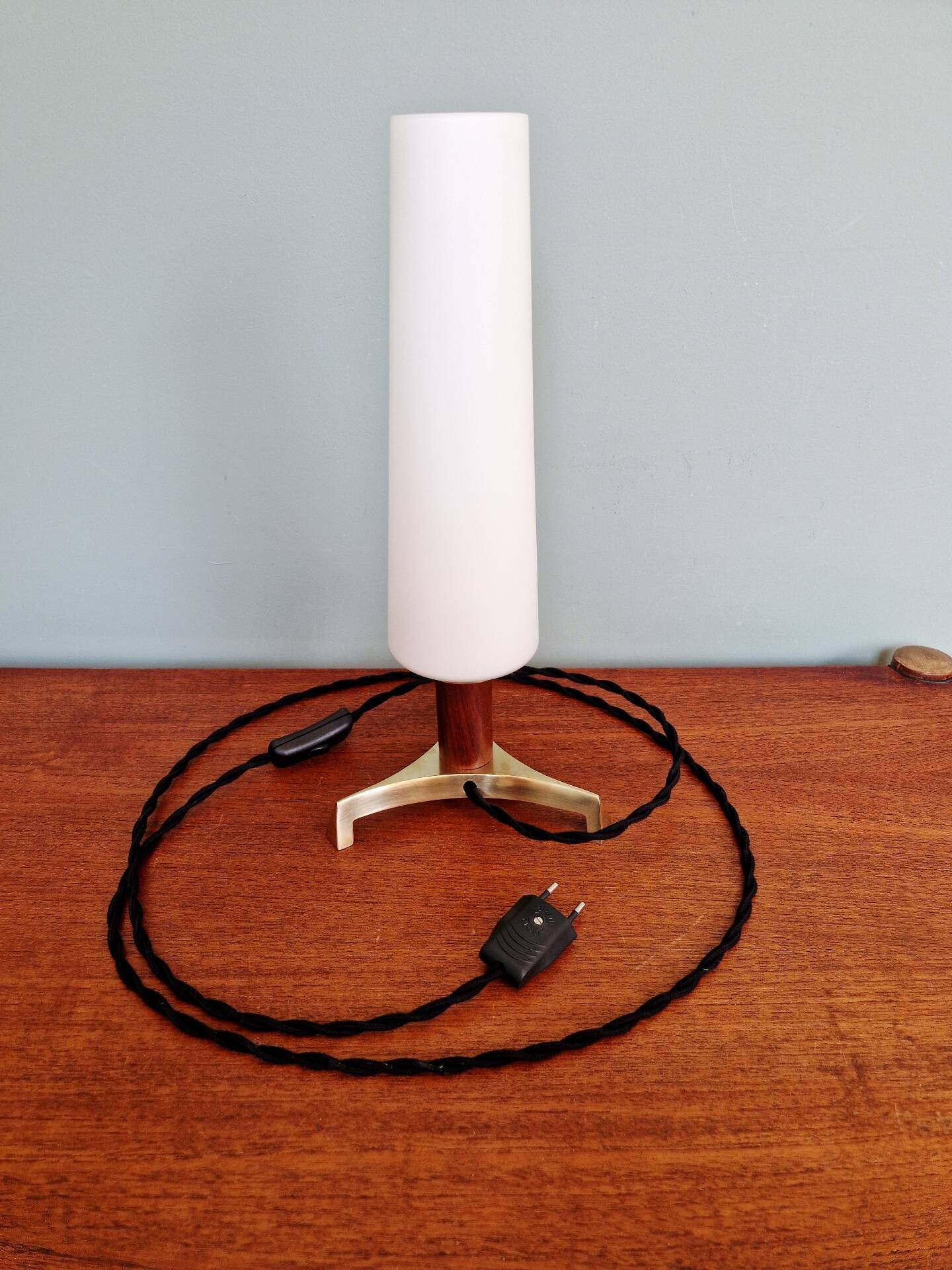Lampe de table tripode en laiton et teck avec une bobèche tubulaire en opaline blanche satinée, design scandinave, années 1960.