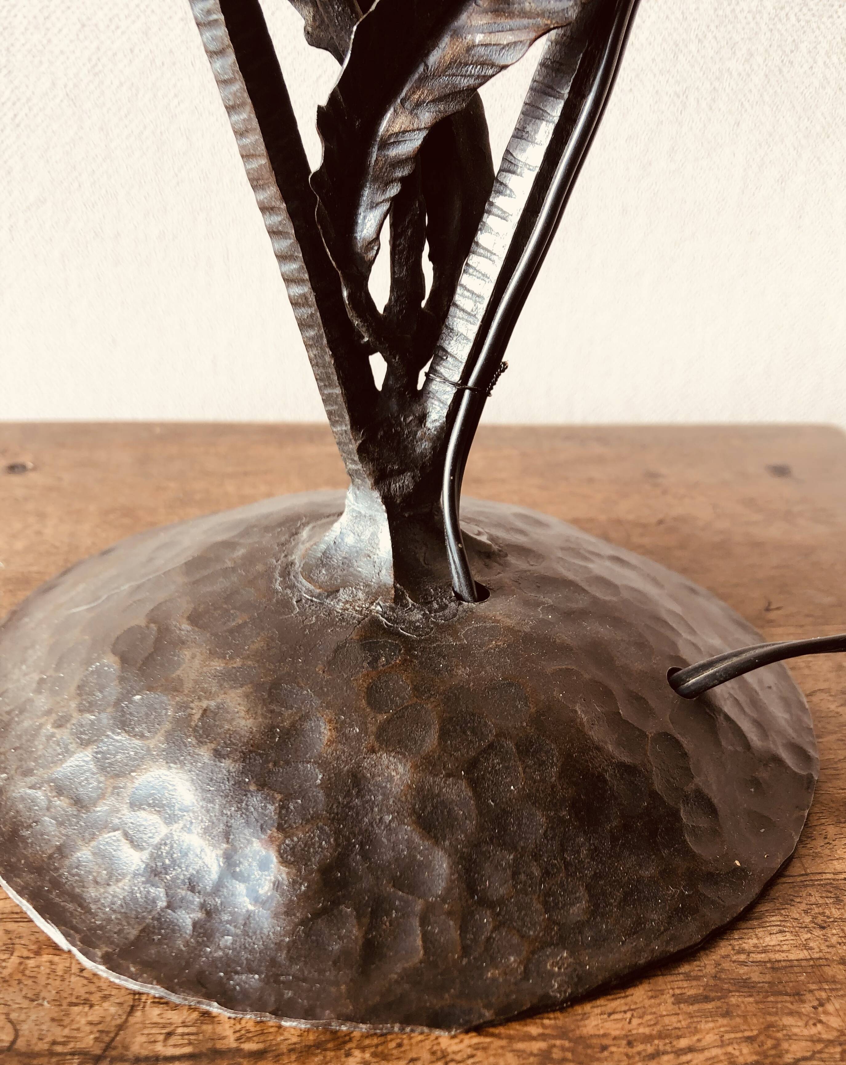 Art deco table lamp with hammered wrought iron base and tulip muller brothers lunéville signed