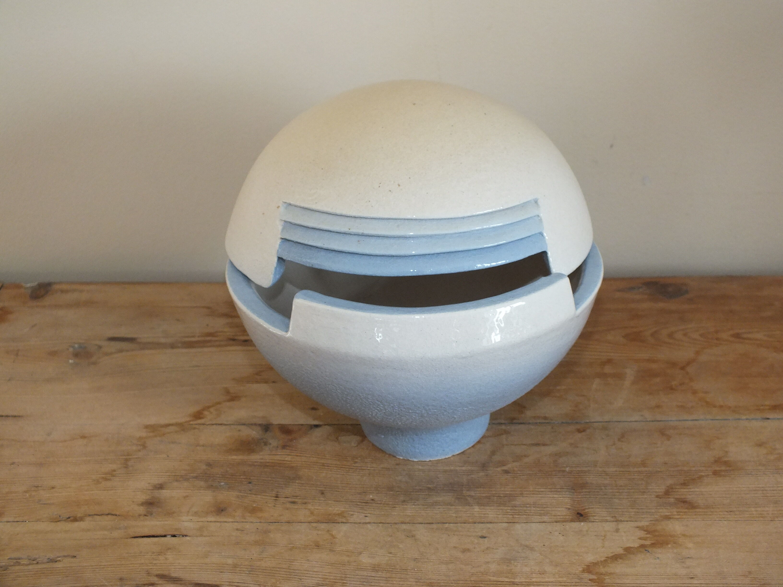 Covered pot flying saucer of the 70s