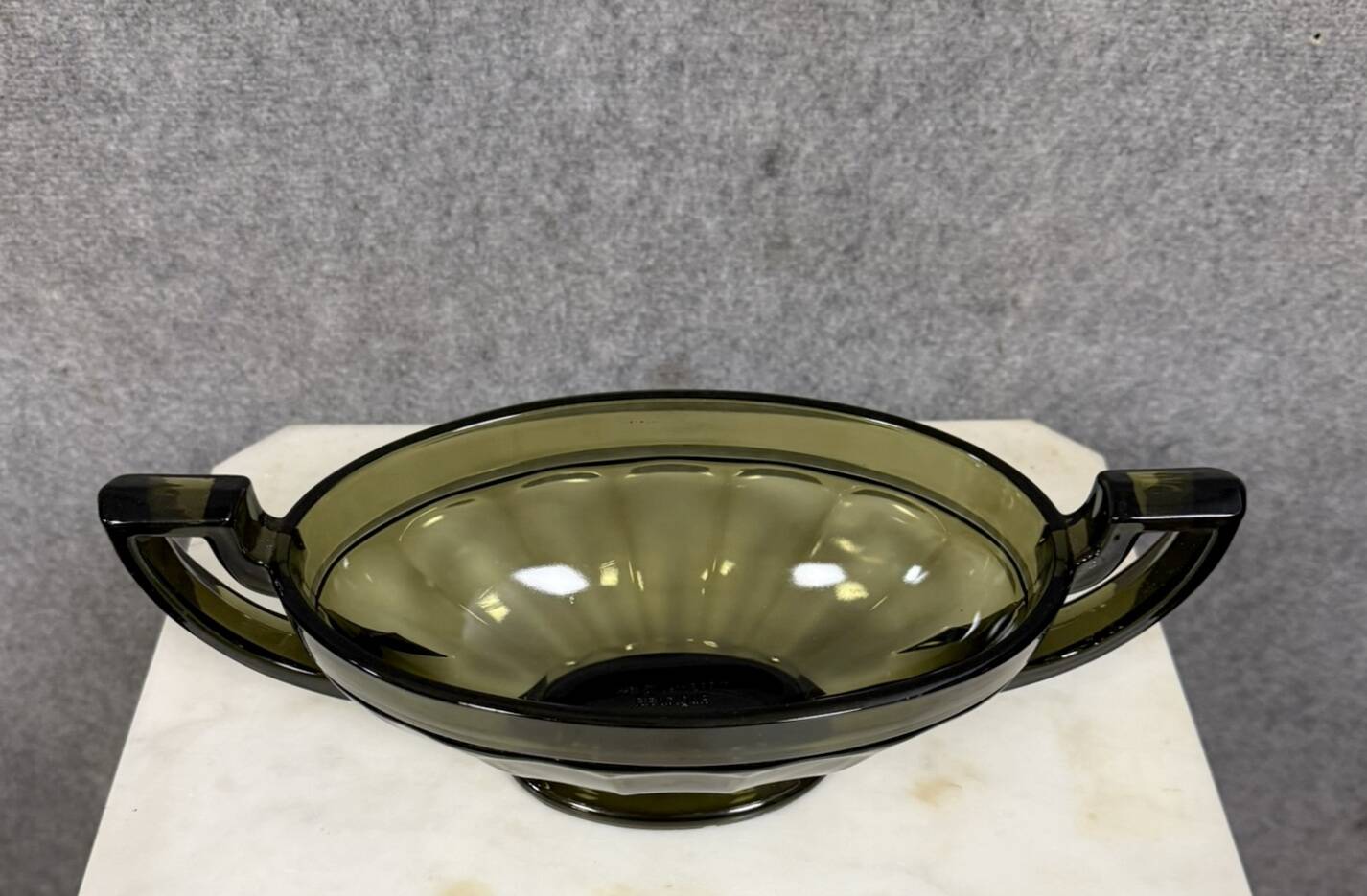 Coupe, centre de table en verre vert pressé Val Saint Lambert