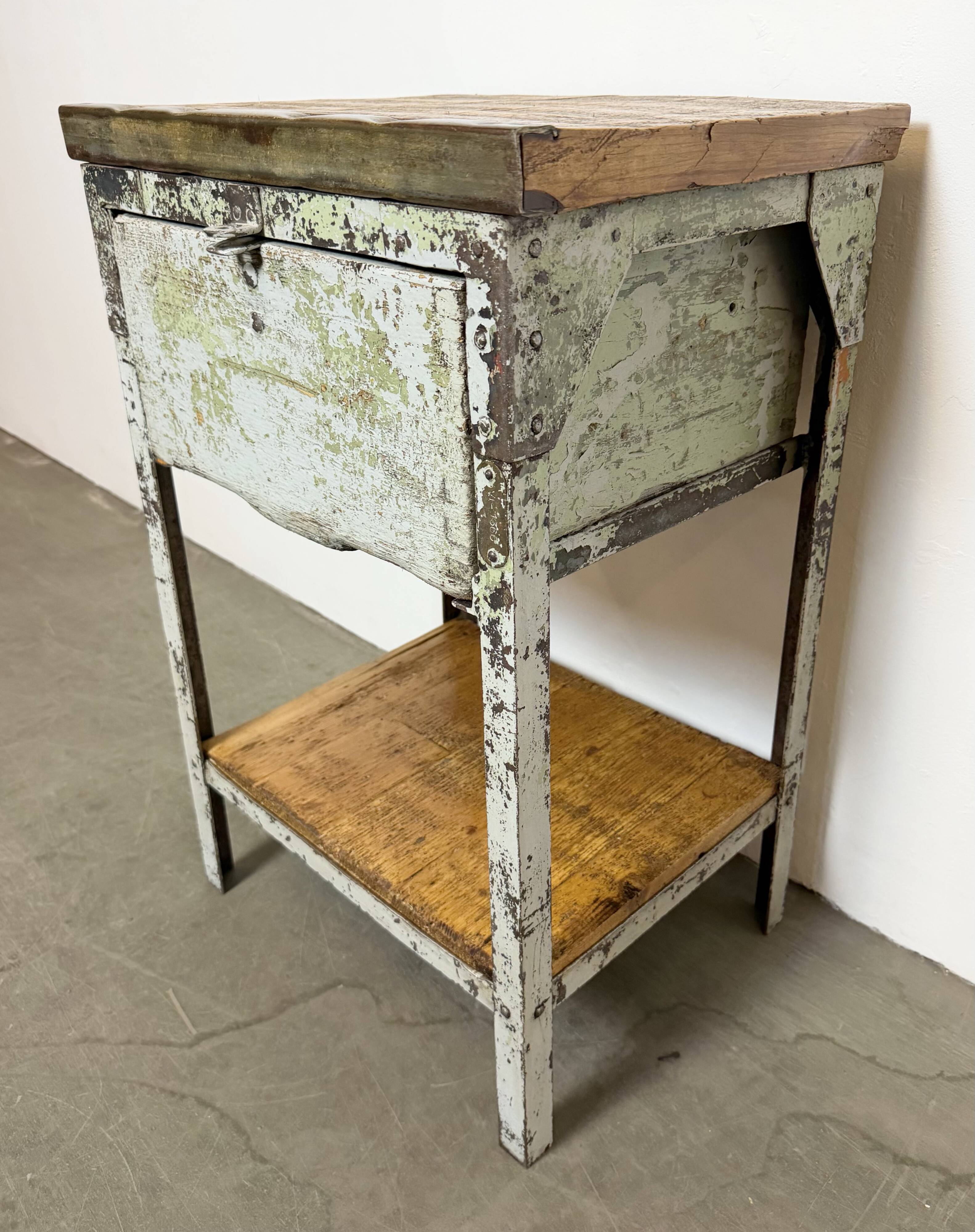 Commode en fer industriel gris, années 1950