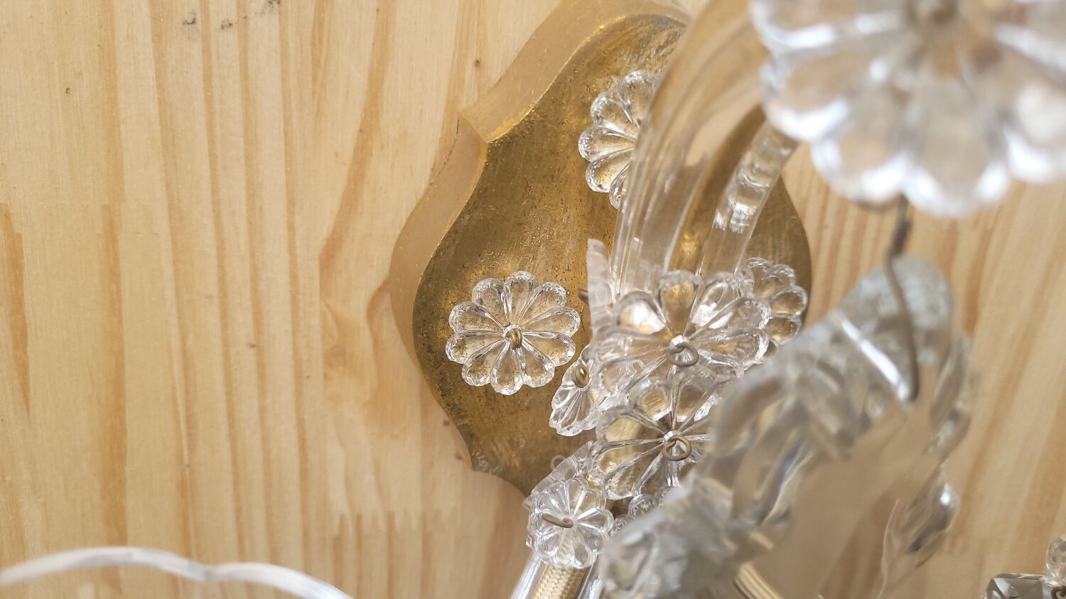 Glass wall lamp and tassels
